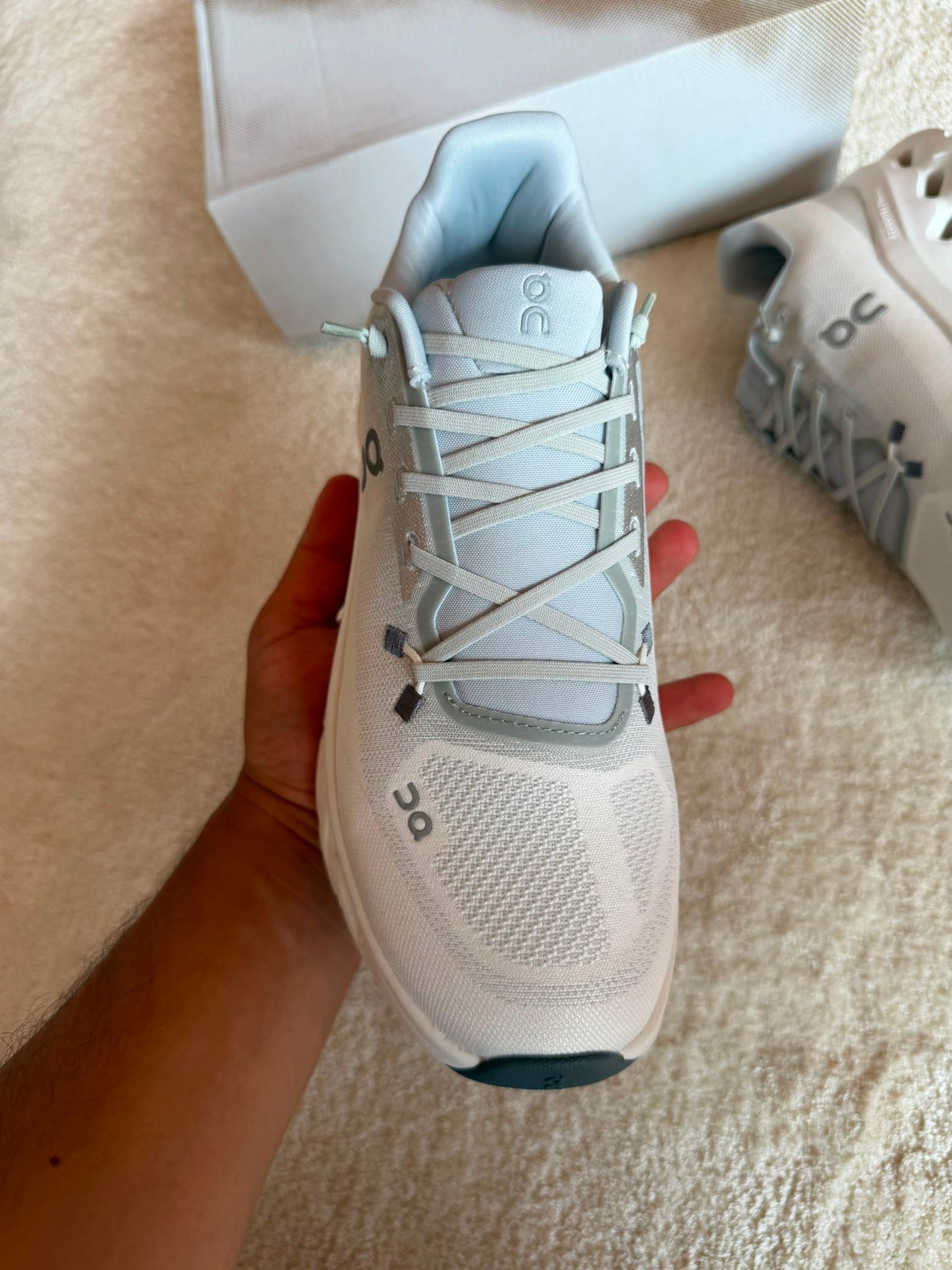 Zapatillas On Running CLOUDTILT blanca logo gris
