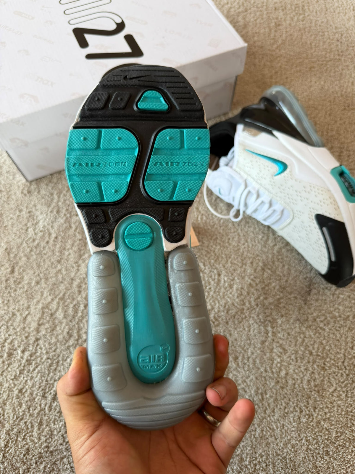 Air max 270 blanca logo azul detalles negros