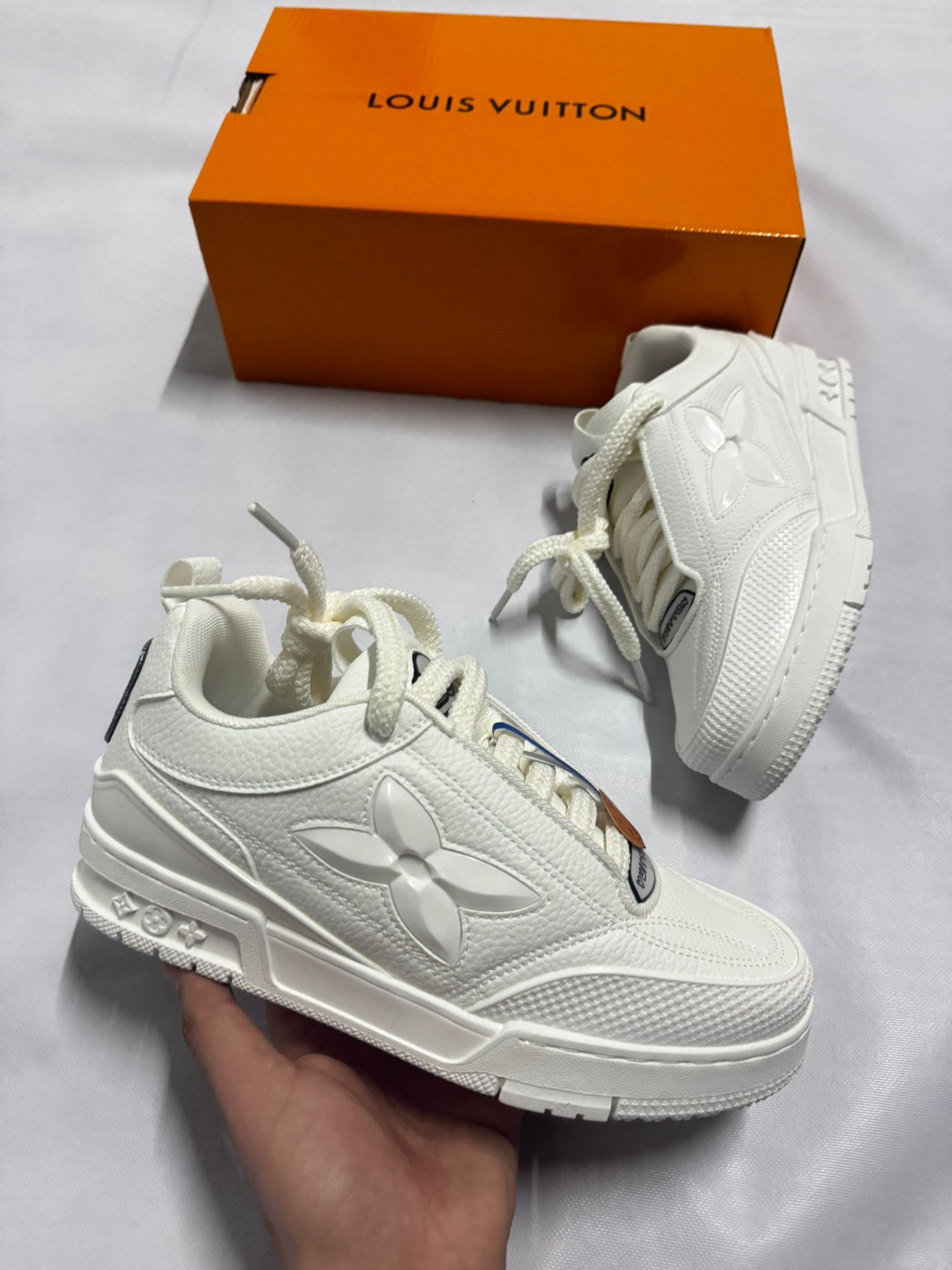 LV skate blancas logo negro