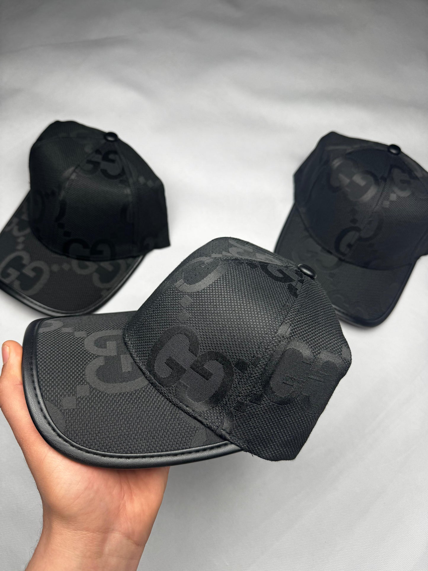 Gorra gucci negro logos negros