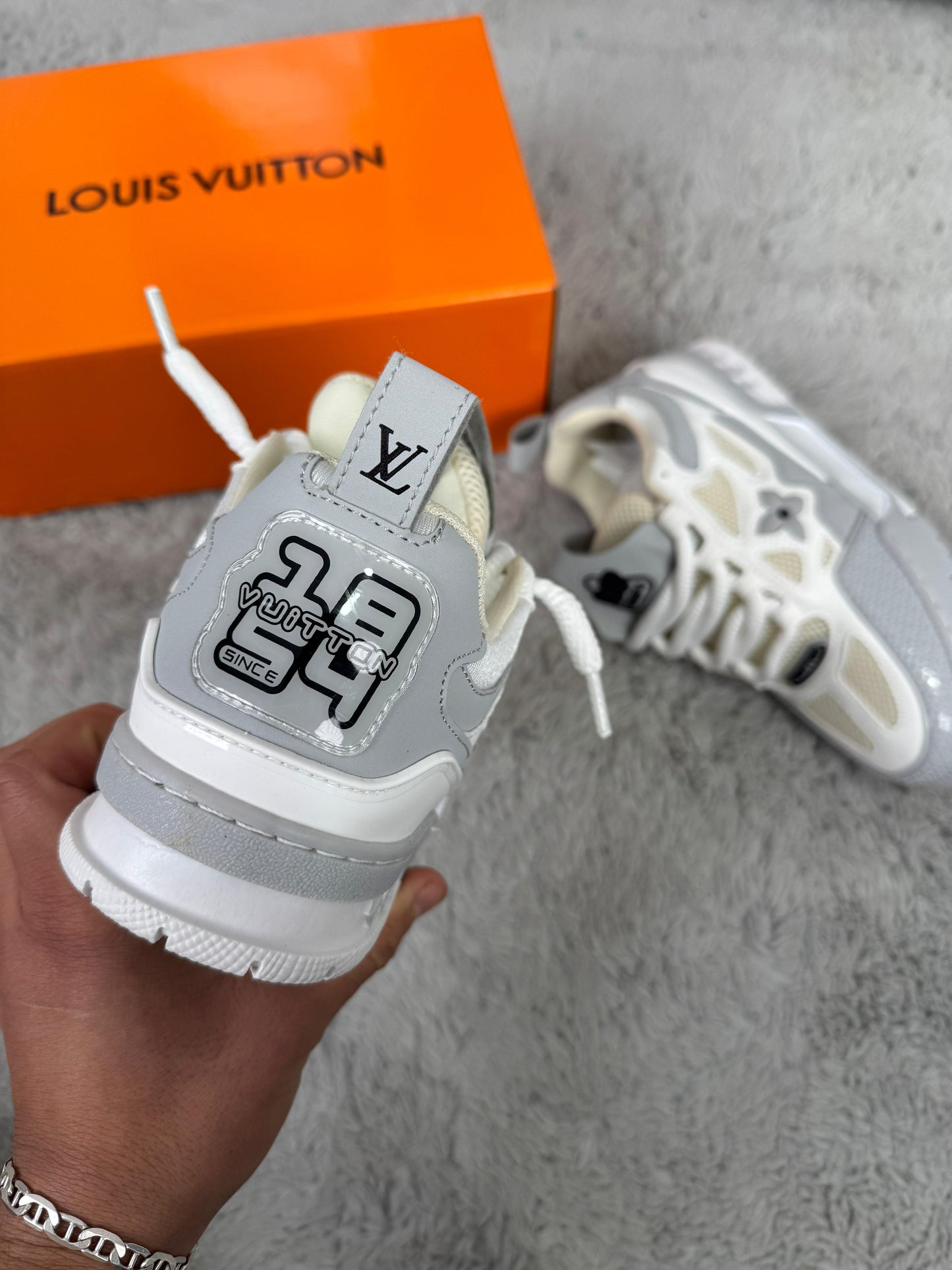 Louis vuitton SKATE 2025 gris y blanco