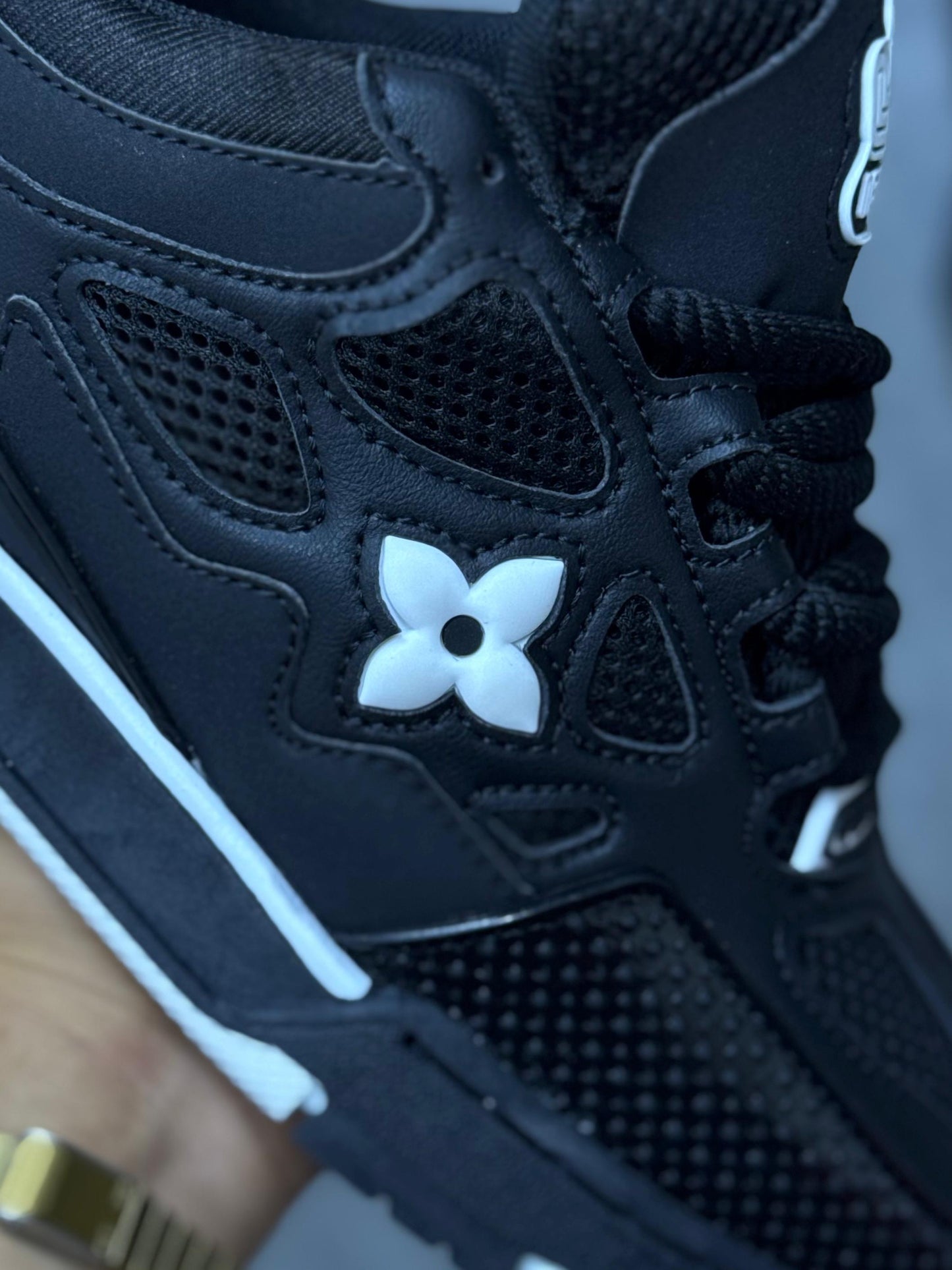 LV skate negras logo blanco