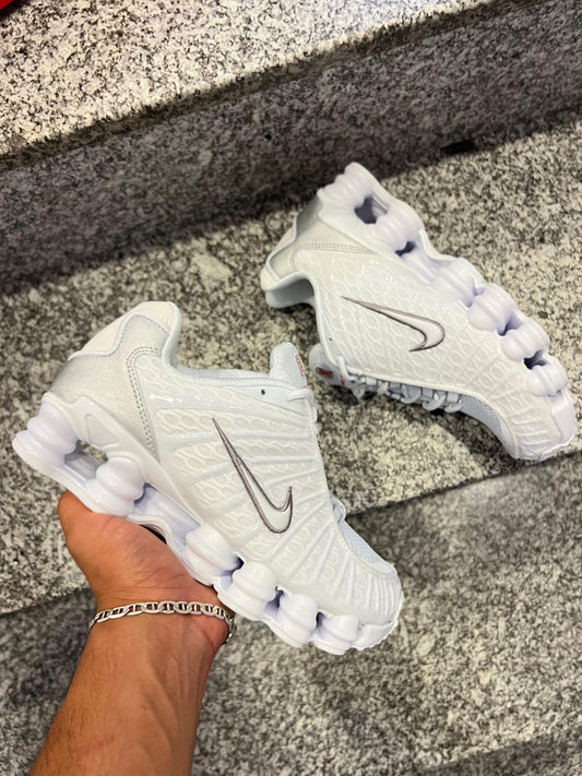 Shox blancas logo blanco contorno gris