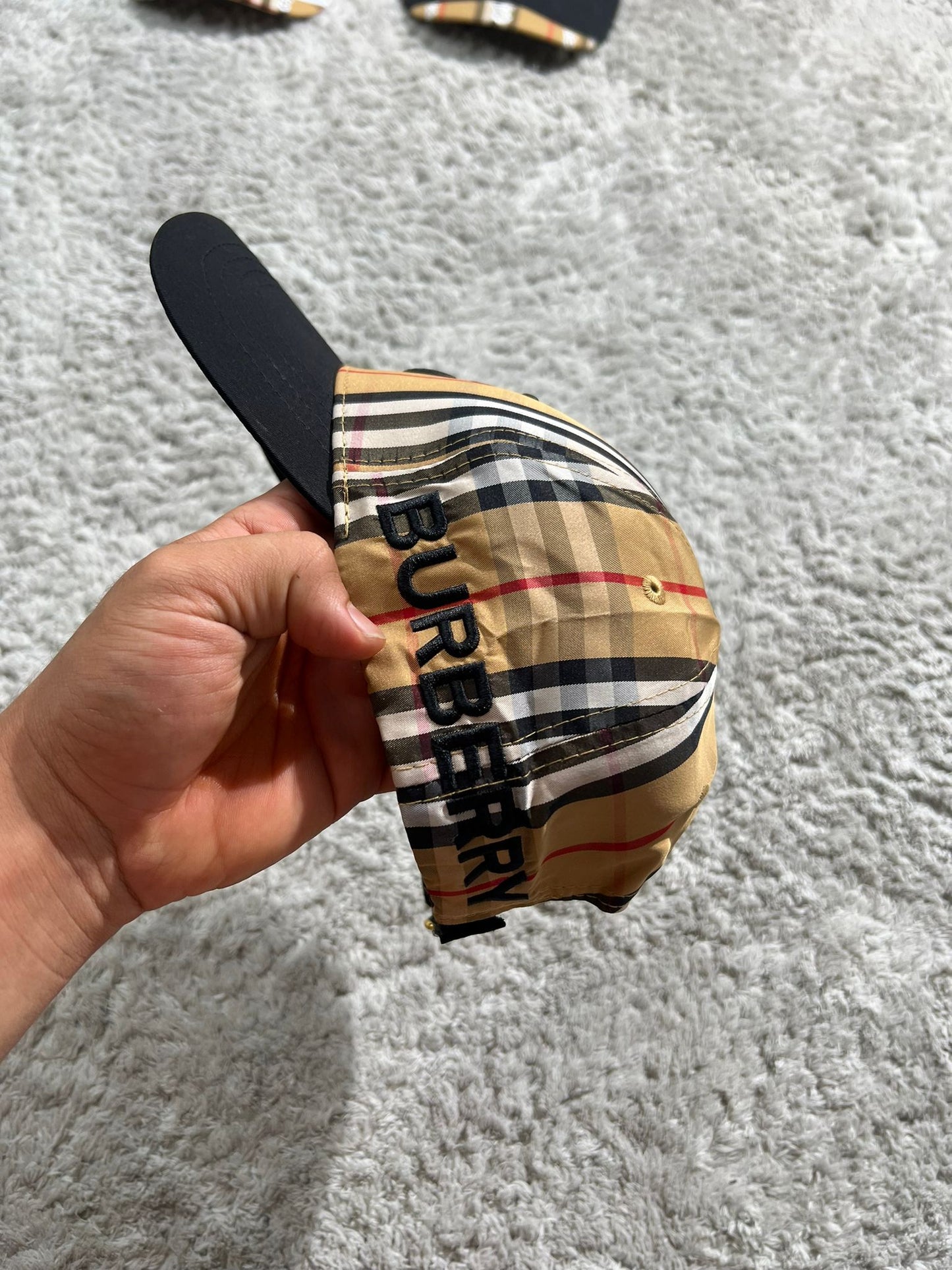 Gorra Burberry G5 marron y negra