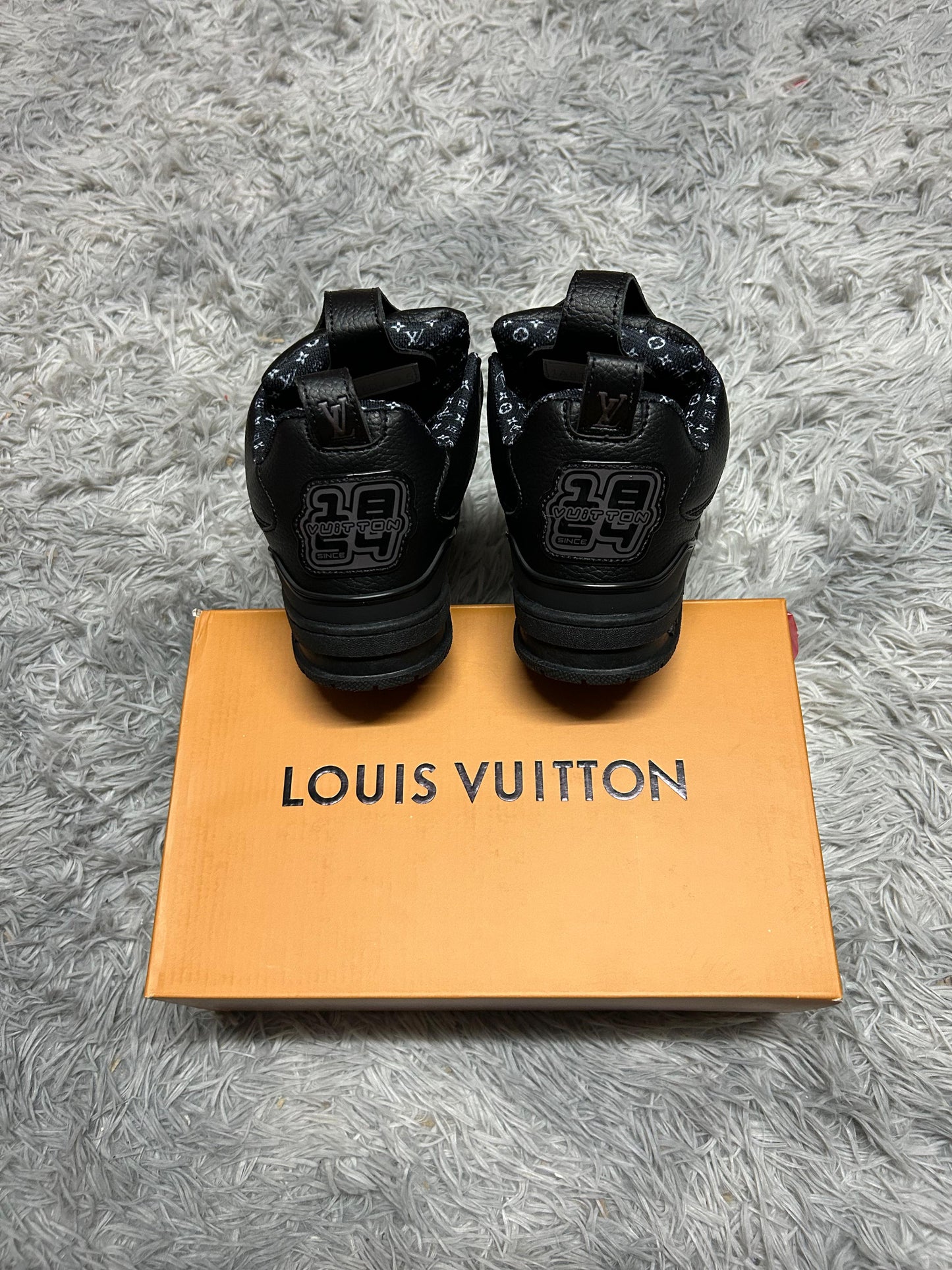 LV skate negras detalles blancos