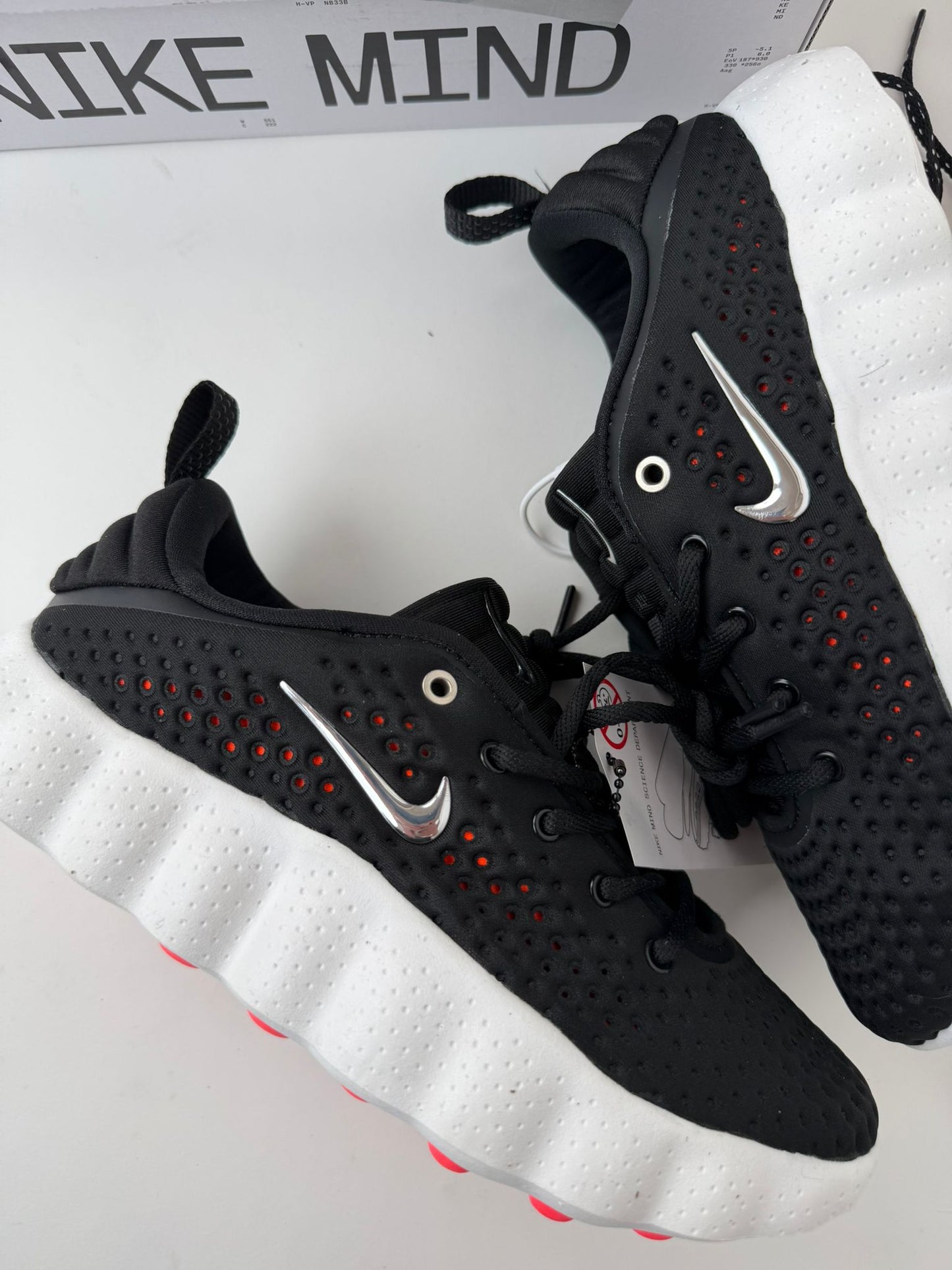 Zapatillas Nike mind negras y blancas logo plateado