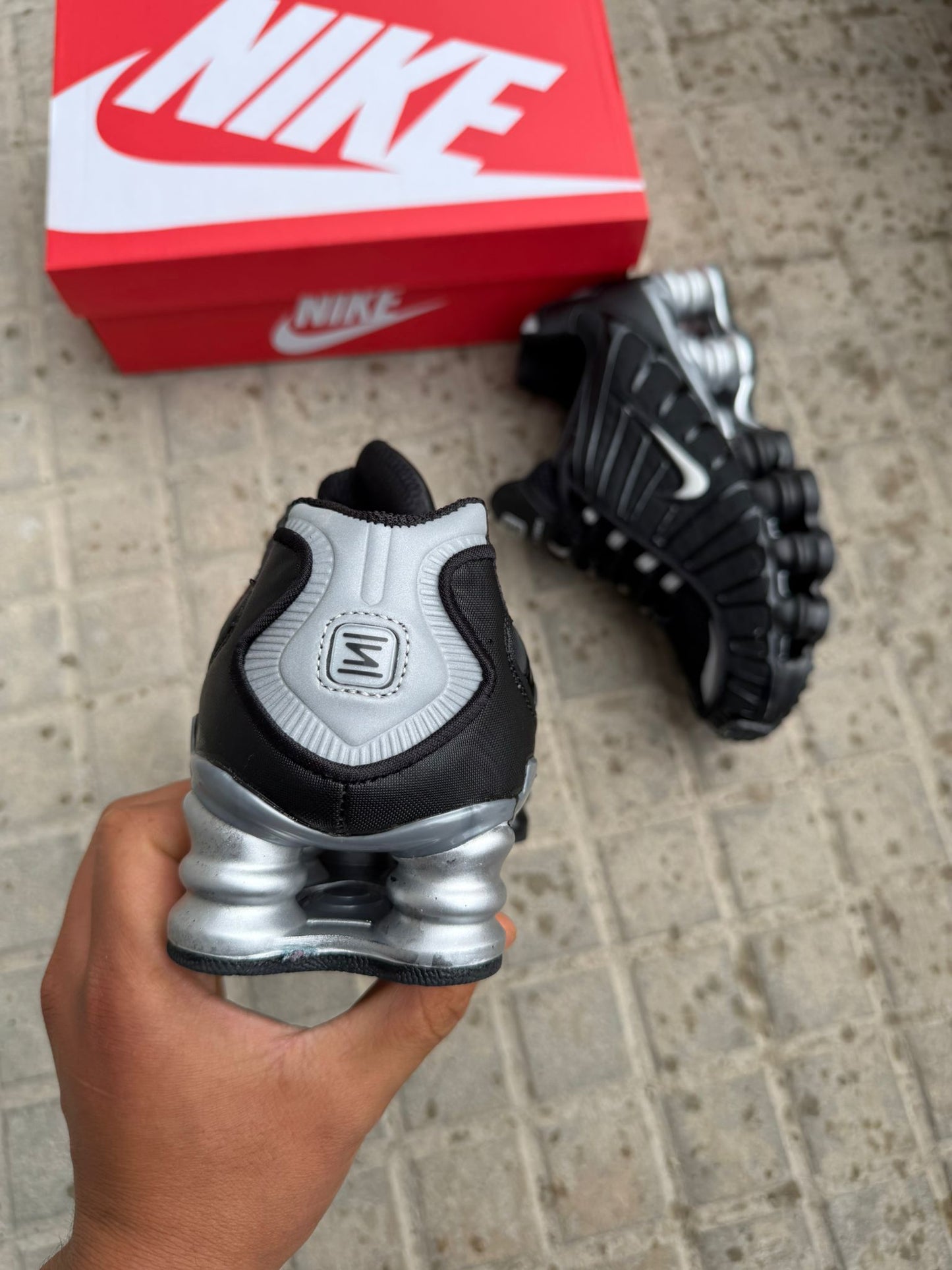 Shox negras logo plateado
