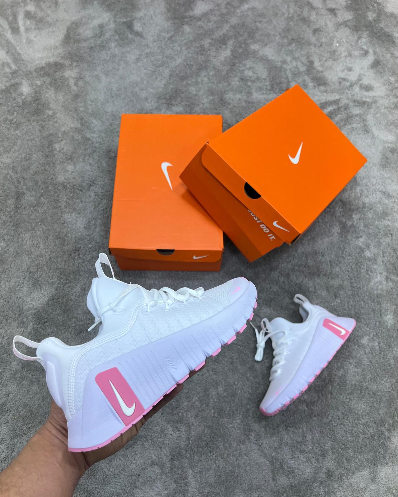 Nike Free Metcon blancas logo rosa