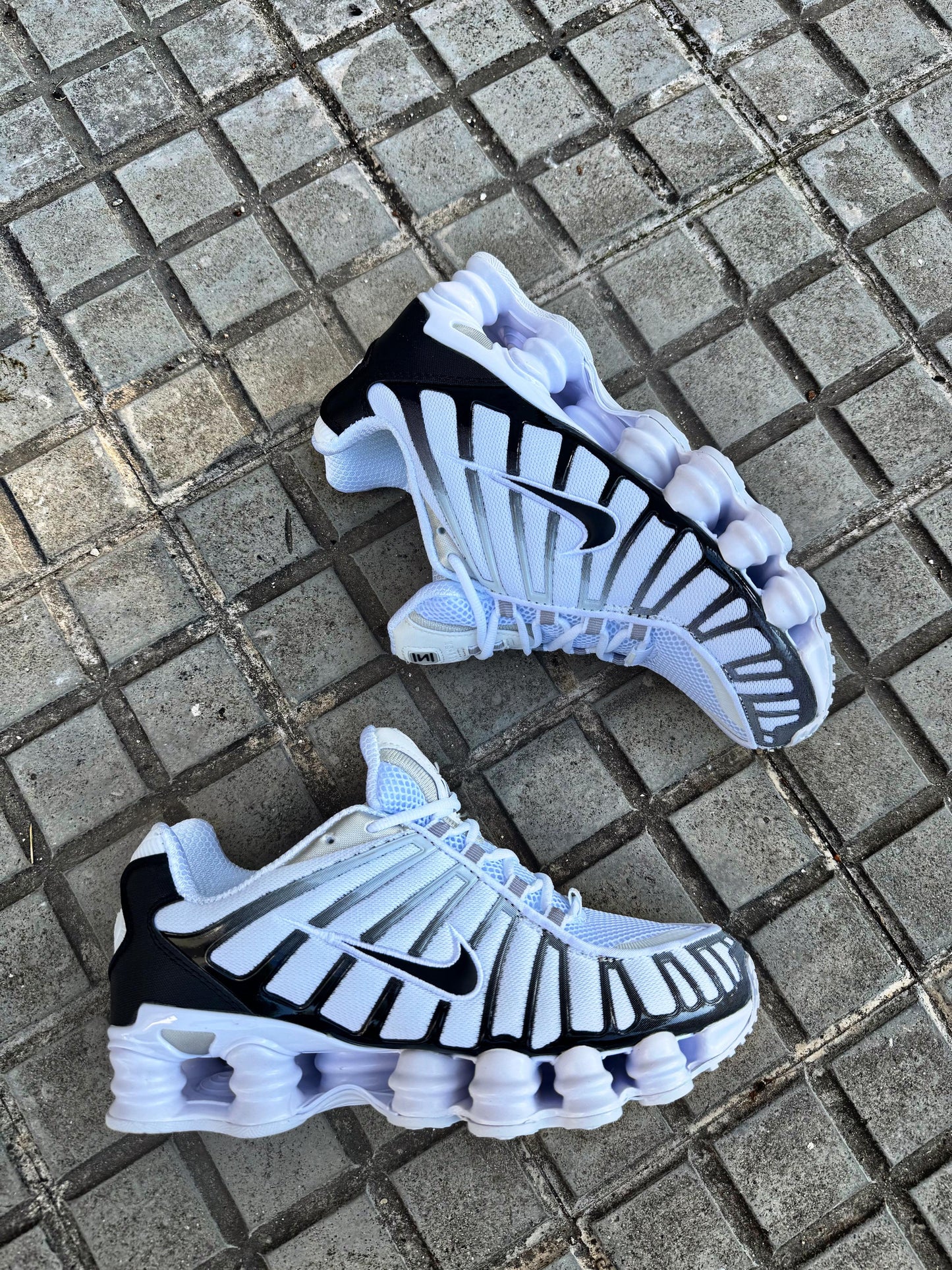 Shox blancas y negras logo negro contorno blanco