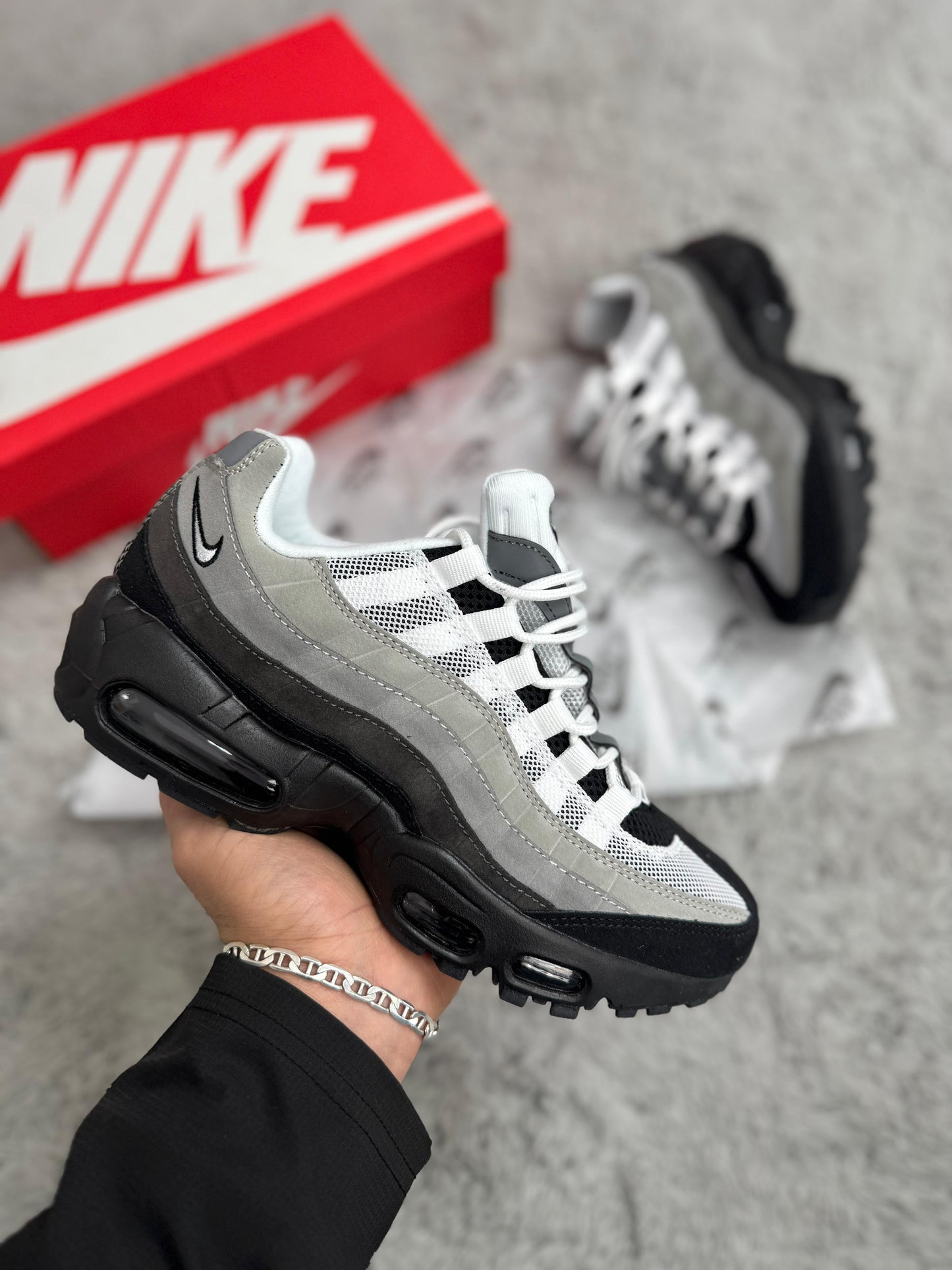 Air max 95 grises y blancas detalles negros