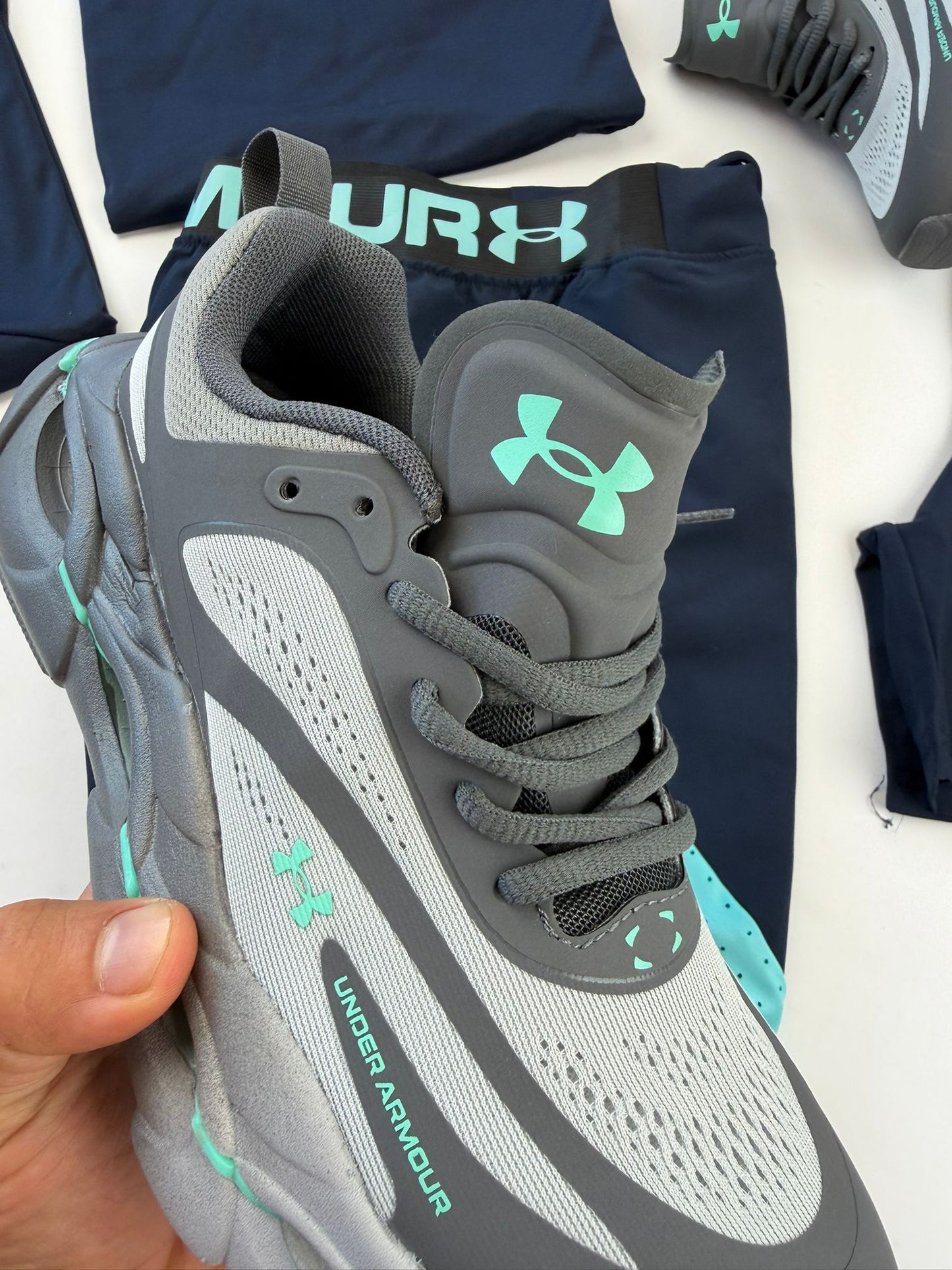 UNDER ARMOUR UA HOVER REACTOR grises logo azul claro