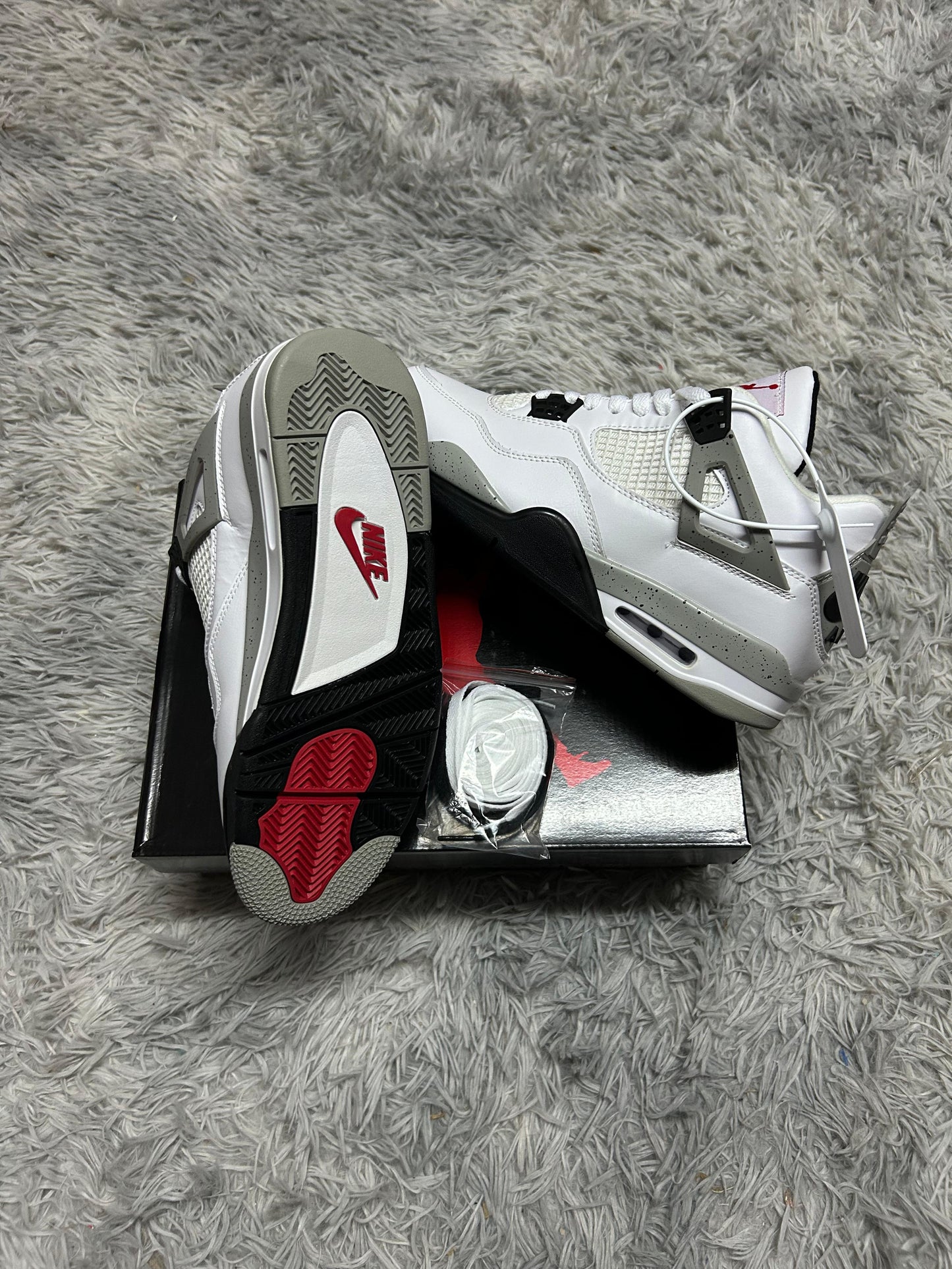 JORDAN 4 blancos detalles grises y negros