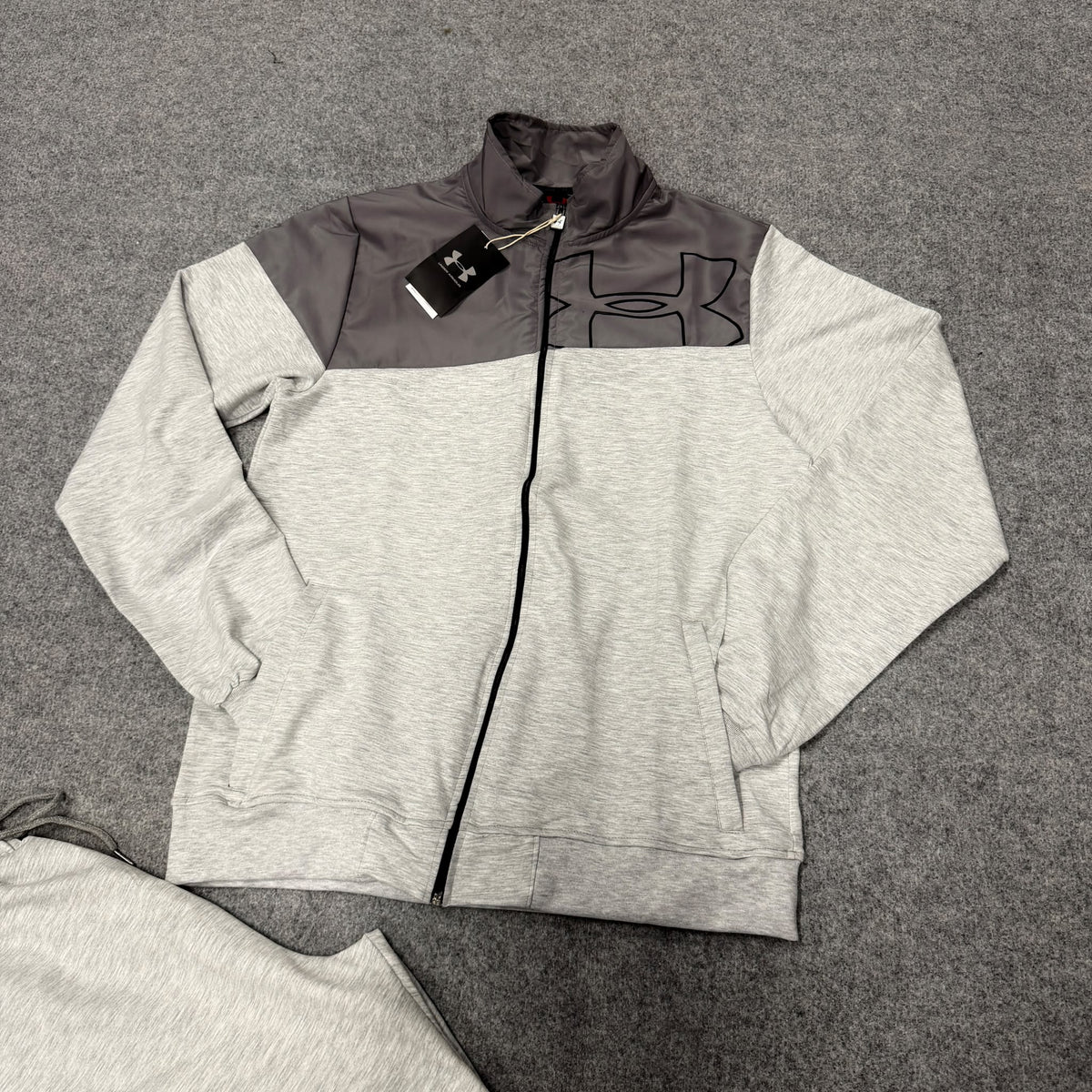 Chandal under armour gris logo negro