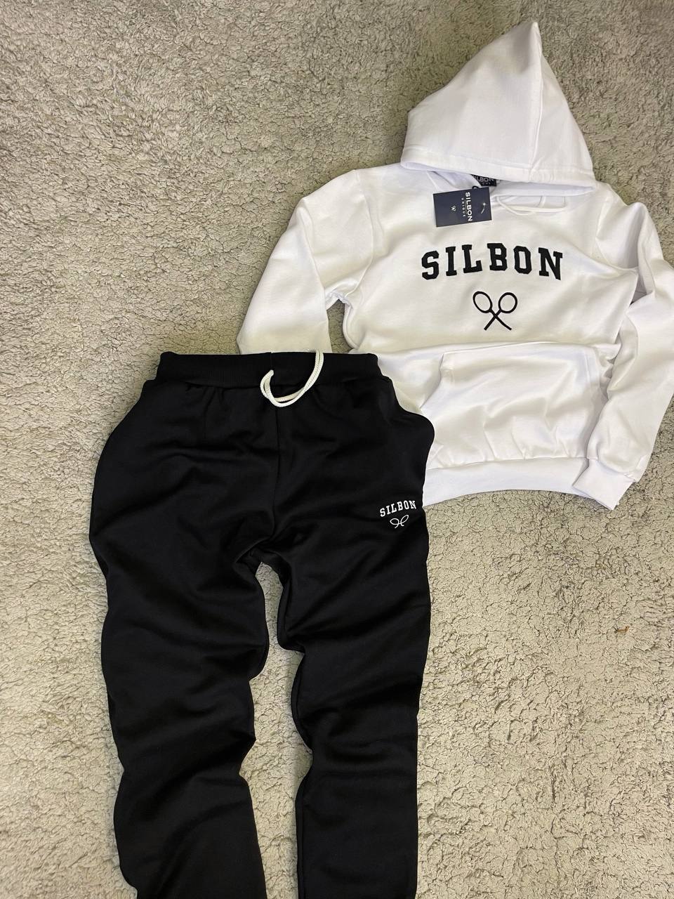 Chandal Silbon blanco logo negro
