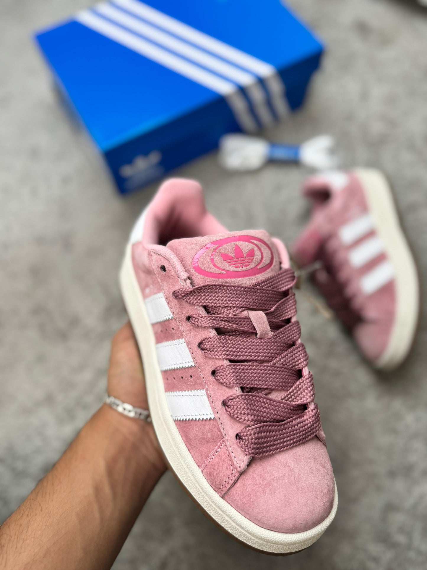 Adidas campus rosa logo blanco