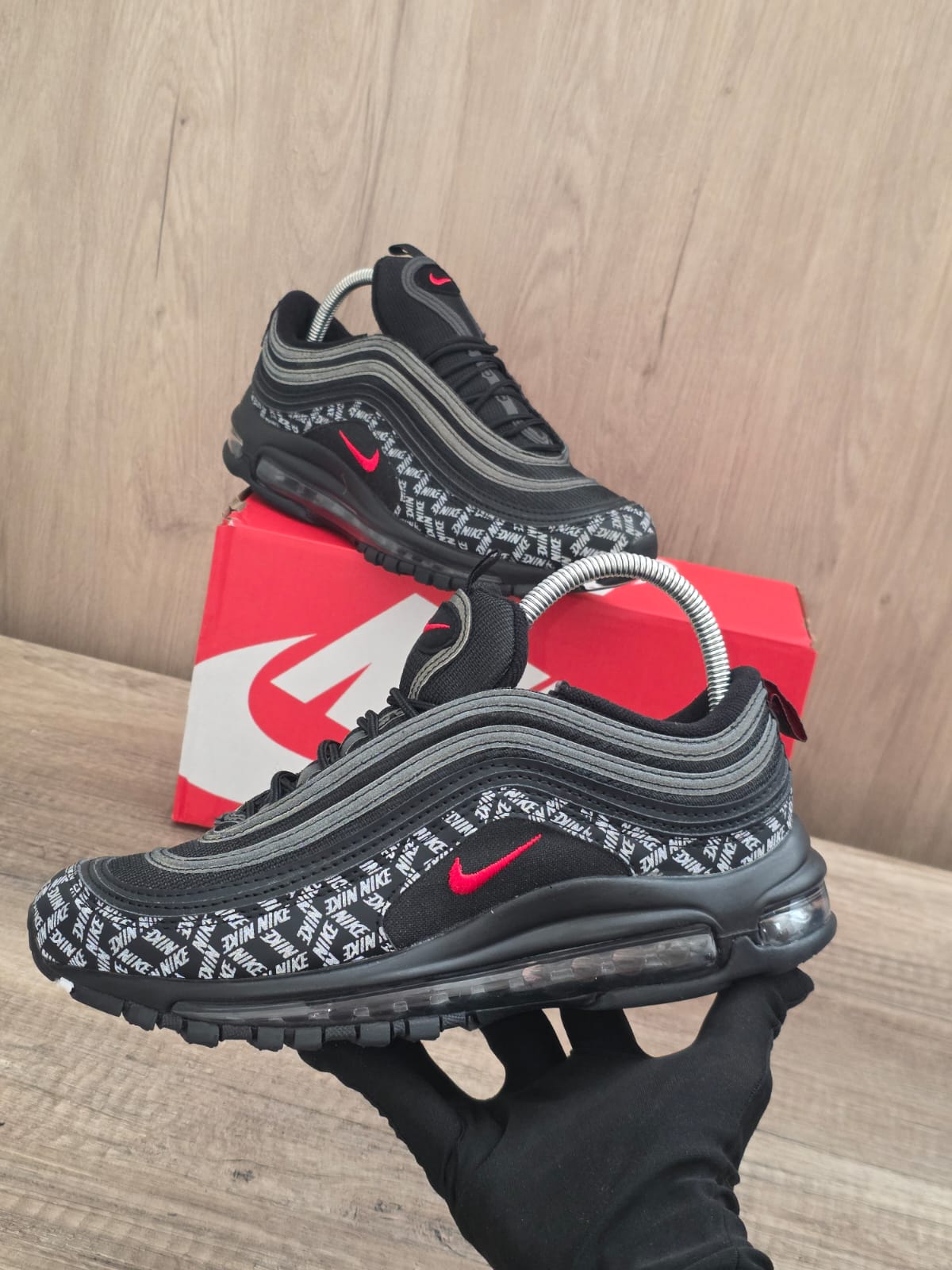 Air max 97 negra logo rojo logos nikes