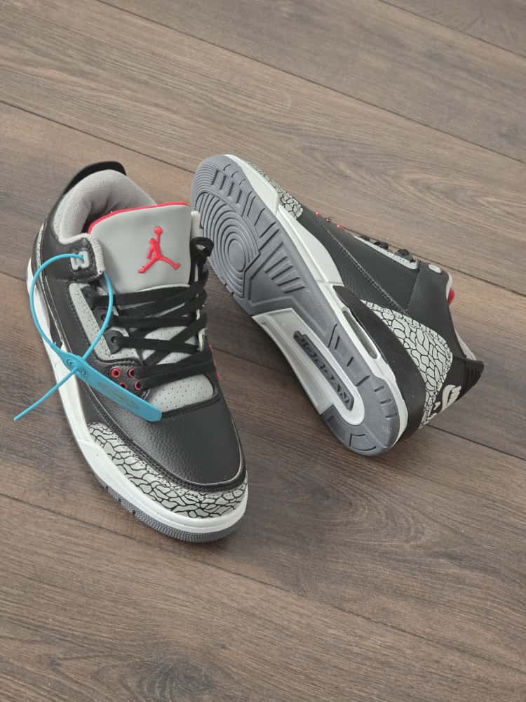 Jordan 3 negra logo rojo