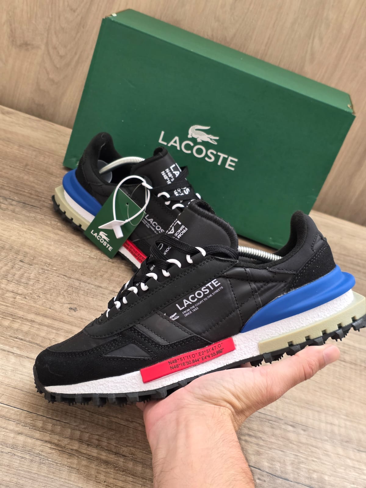 Lacoste negra suela azul roja