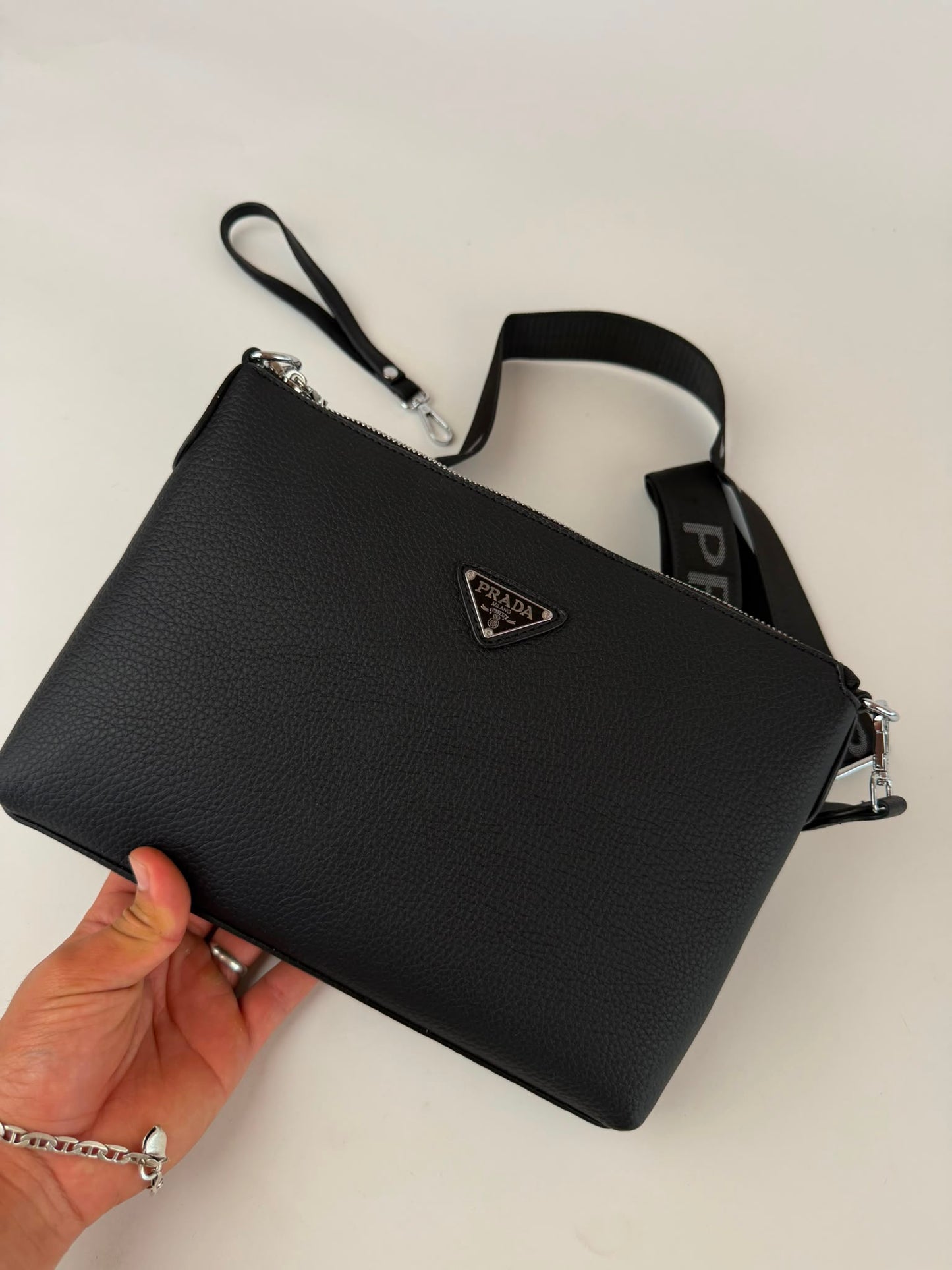 Bandolera Hombre Prada negro y gris