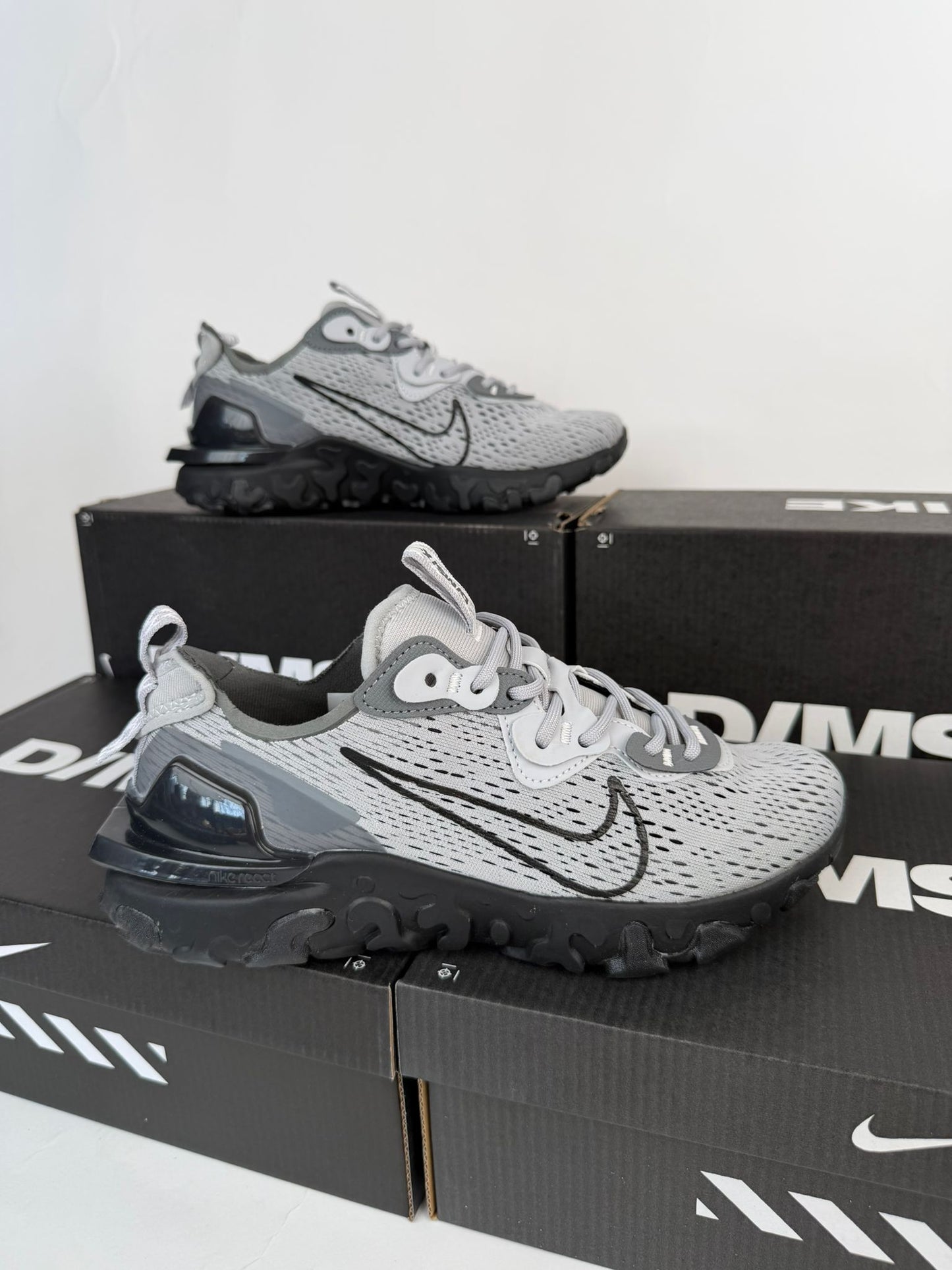 Nike react vision grises logo negro