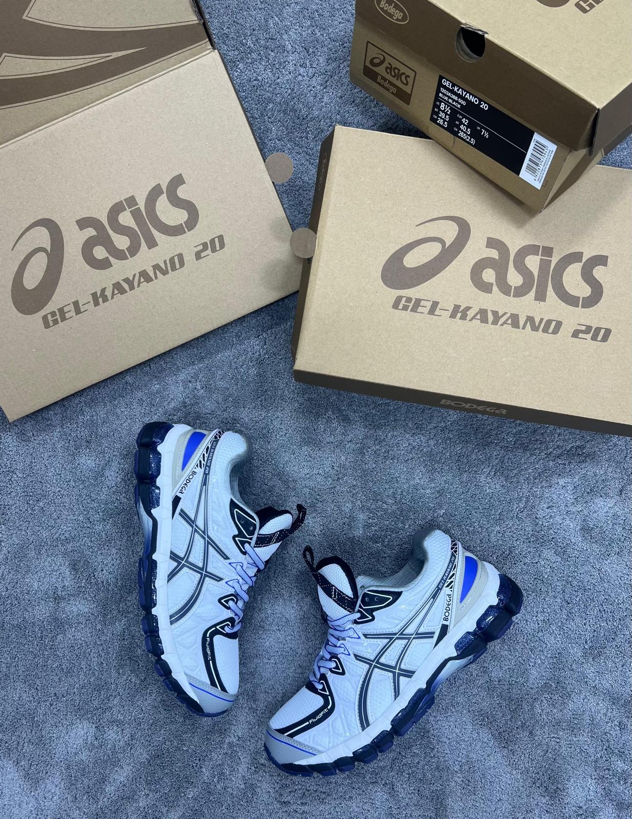 ASICS GEL-Kayano 20 “Bodega” blancas logo negro detalles azules