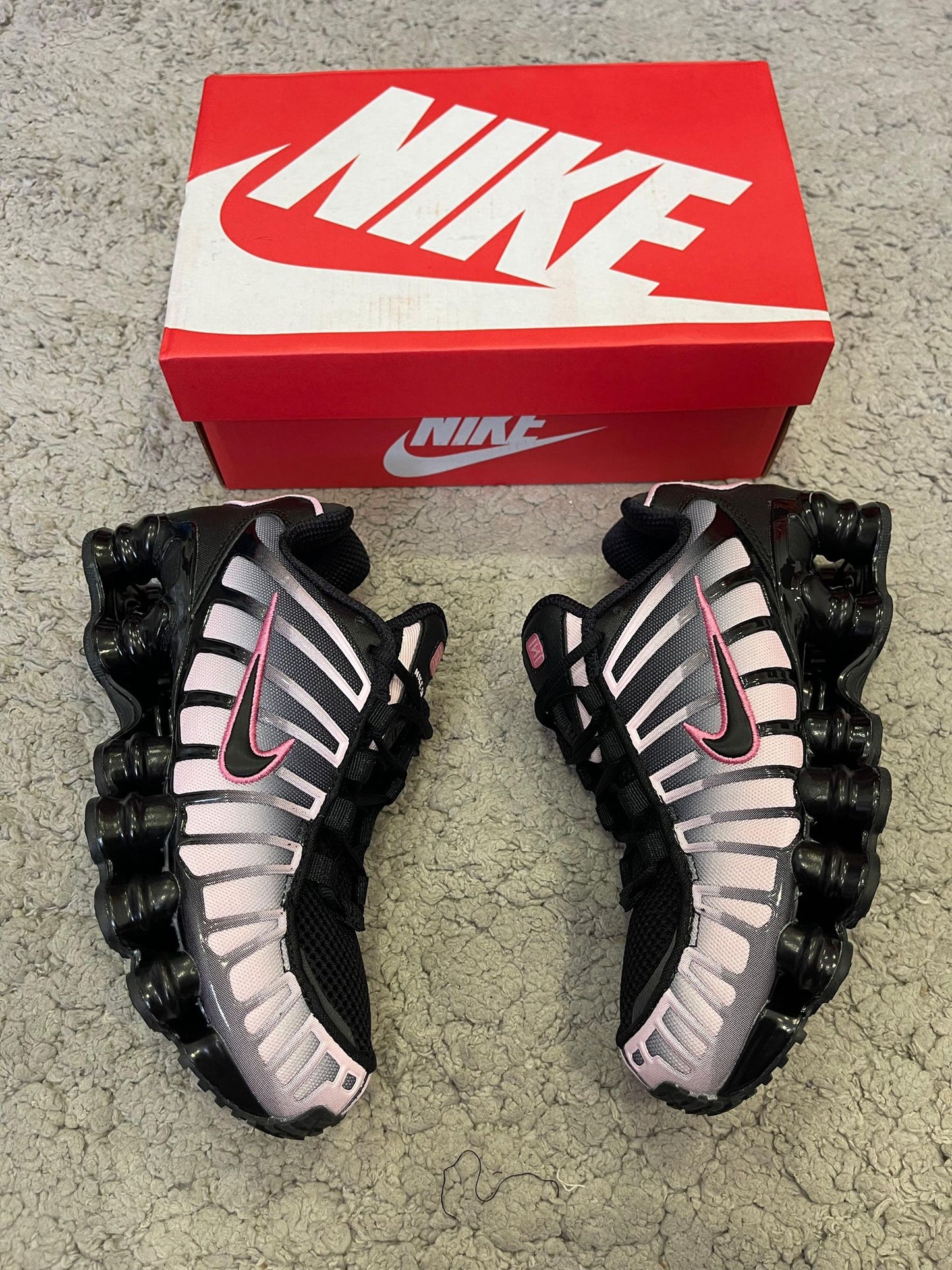 Shox Negras y rosas logo negro contorno rosa