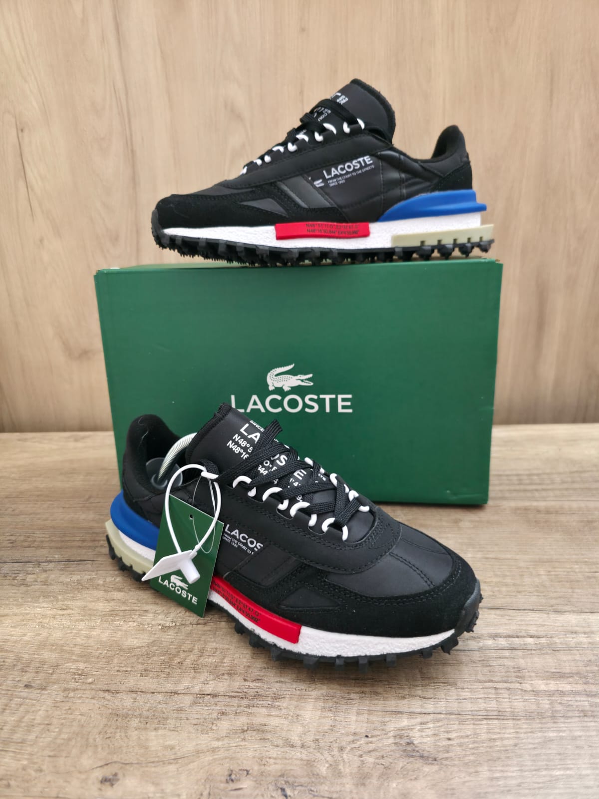 Lacoste negra suela azul roja