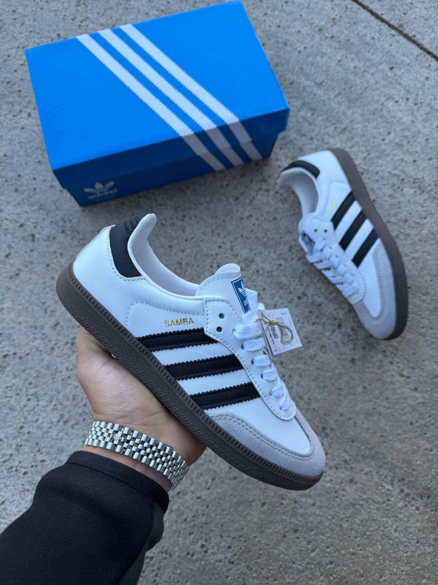 Adidas samba logo dorado lineas negras