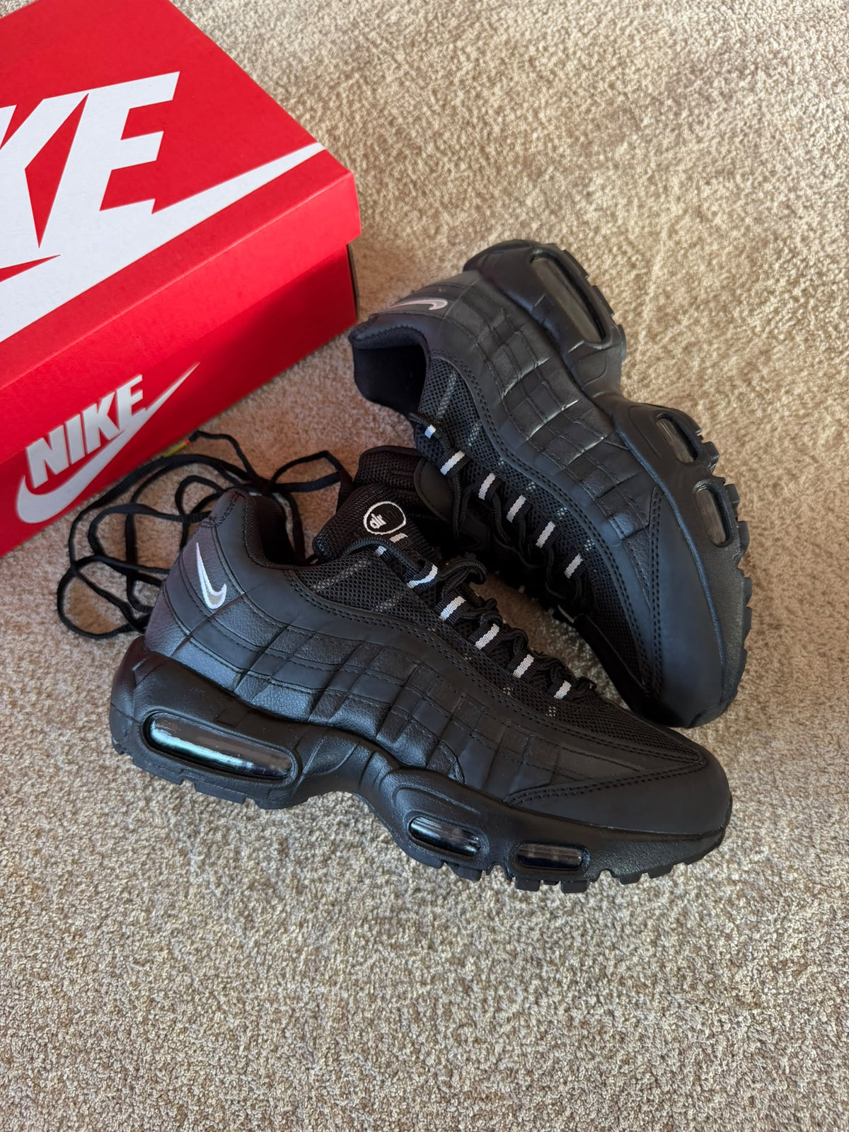 Air max 95 negras logo blanco