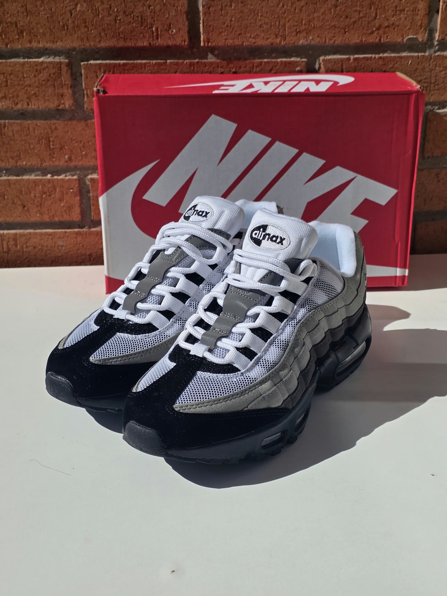 Nike Air Max 95 tricolor logo negro y blanco