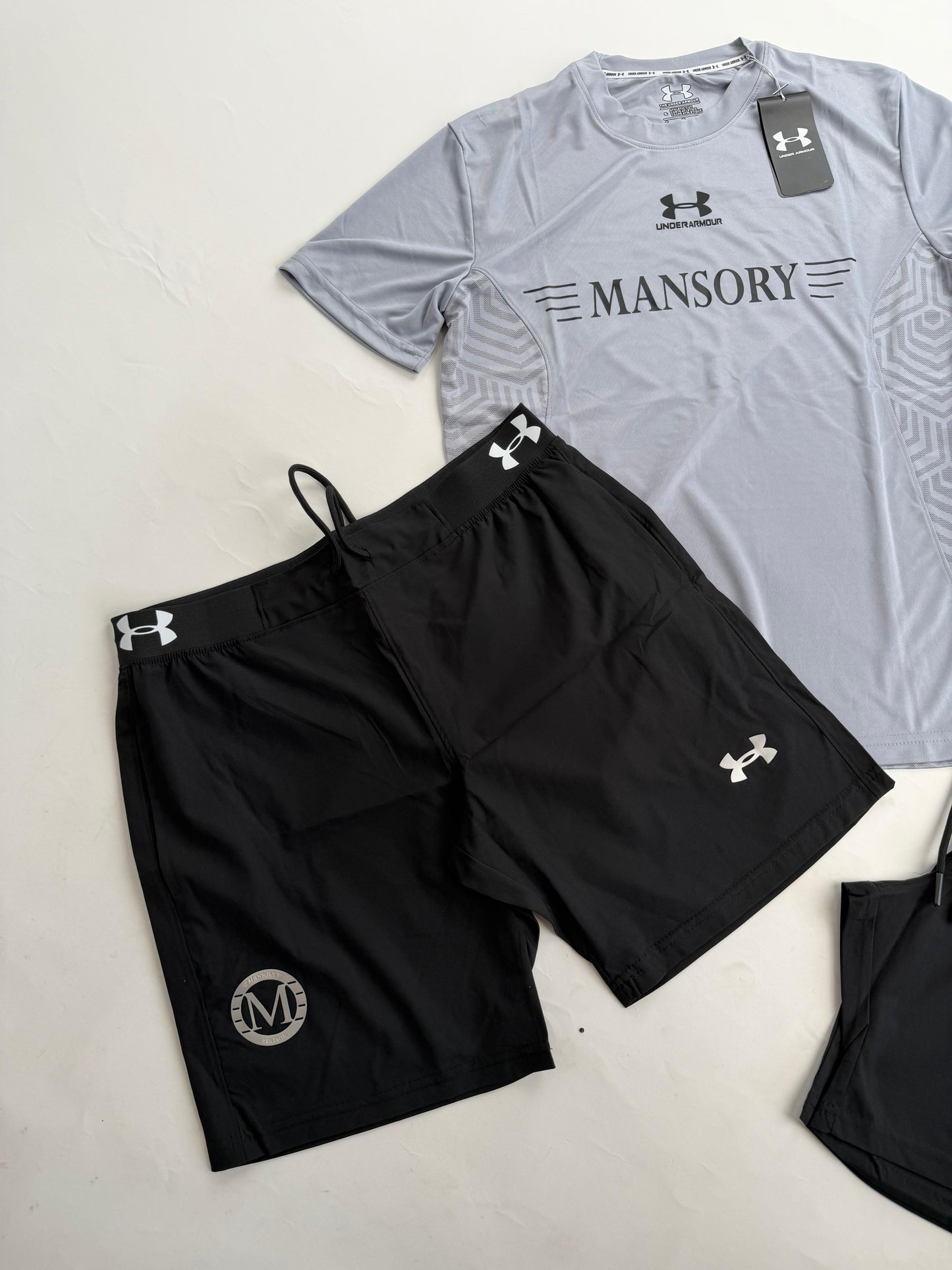 Conjunto corto under armour x Mansory gris logo negro
