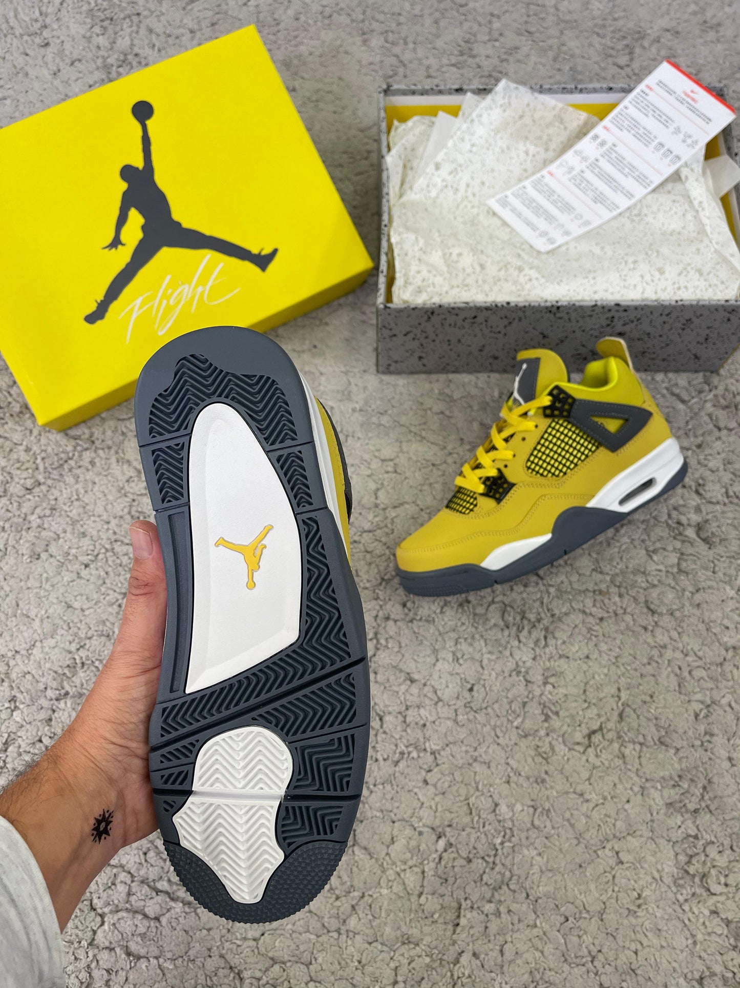 JORDAN 4 amarillas logo blanco detalles negros