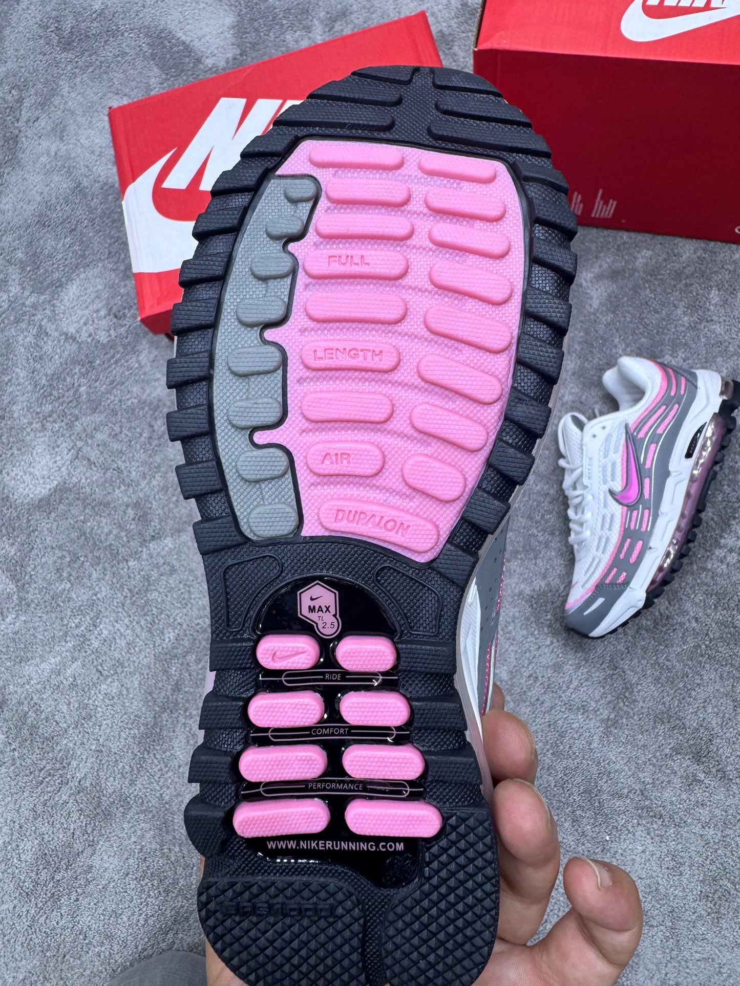 Nike Air max TL blancas y grises logo rosa contorno gris