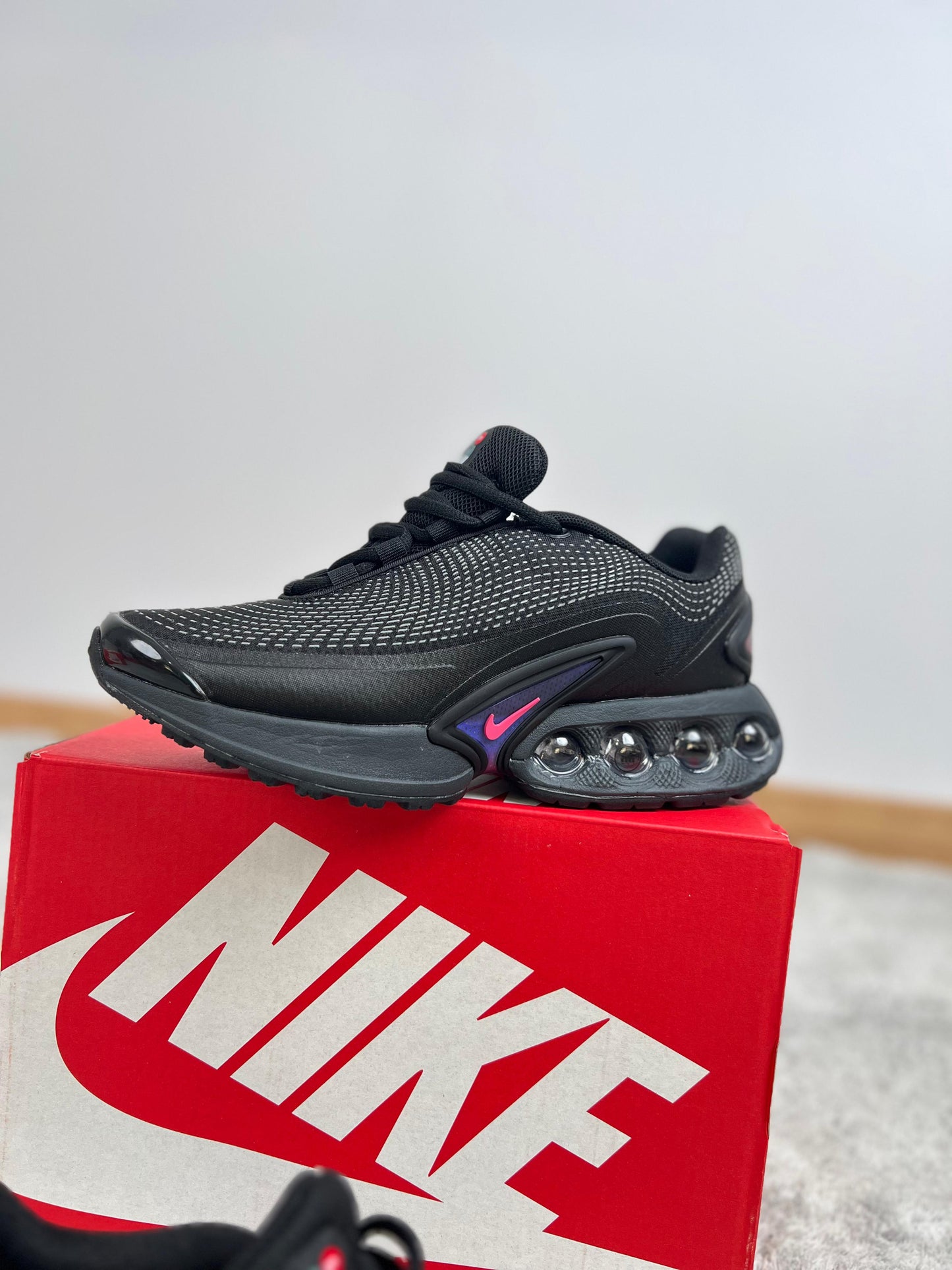 Nike TN DN negras logo morado