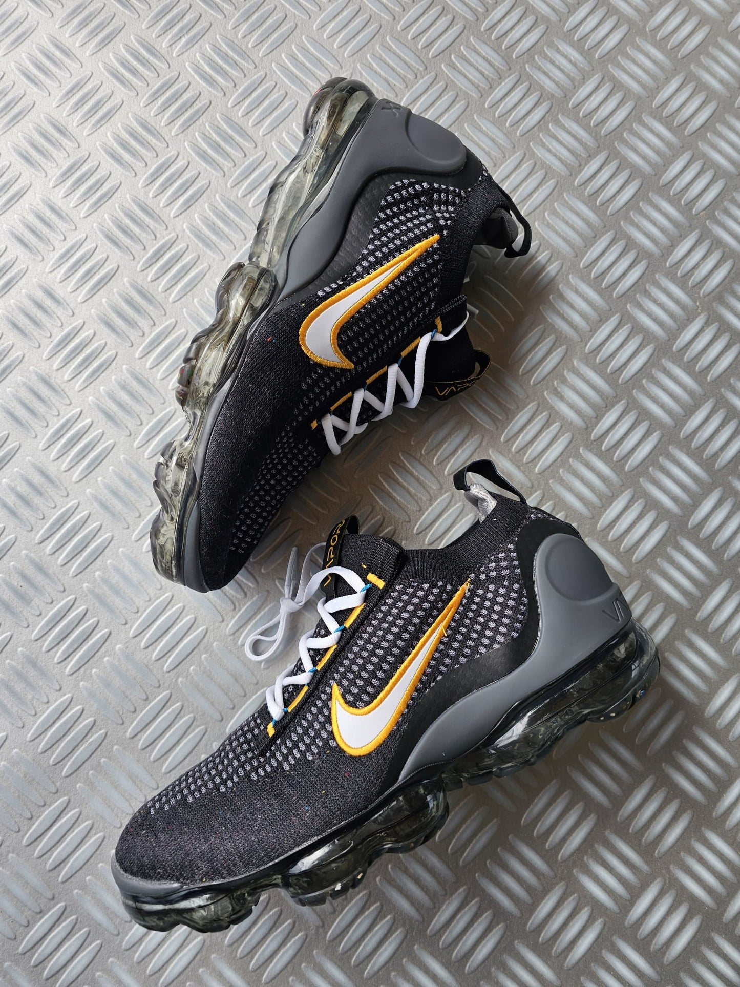 Vapormax 2021 flyknit negra logo oro