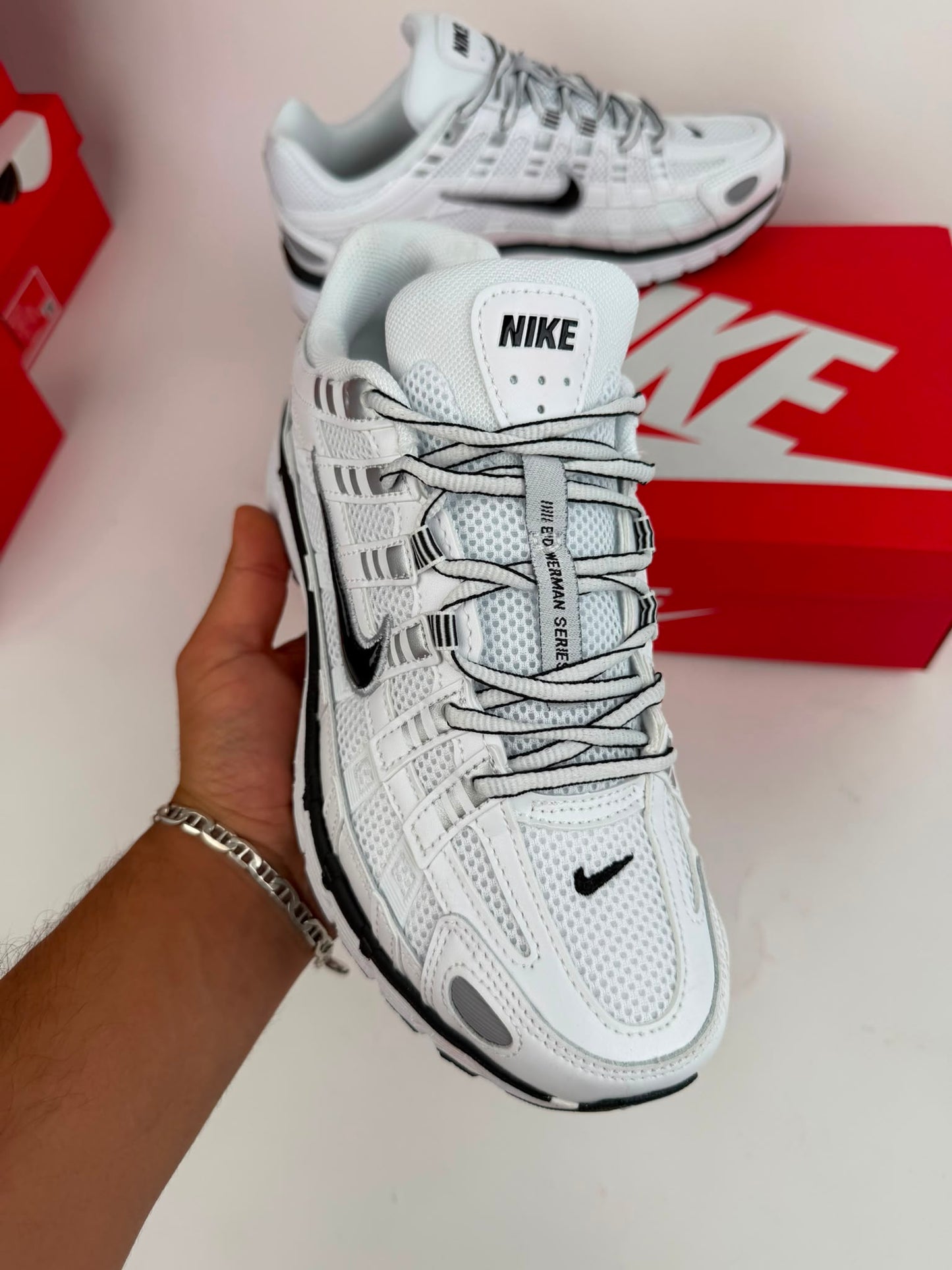 Nike P-6000 blancas logo negro contorno gris