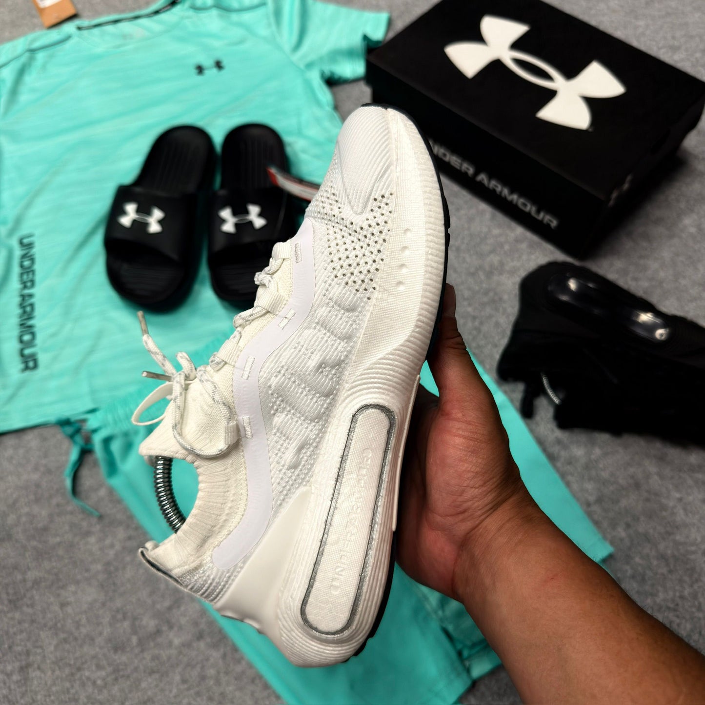 Under Armour blancas detalles negros