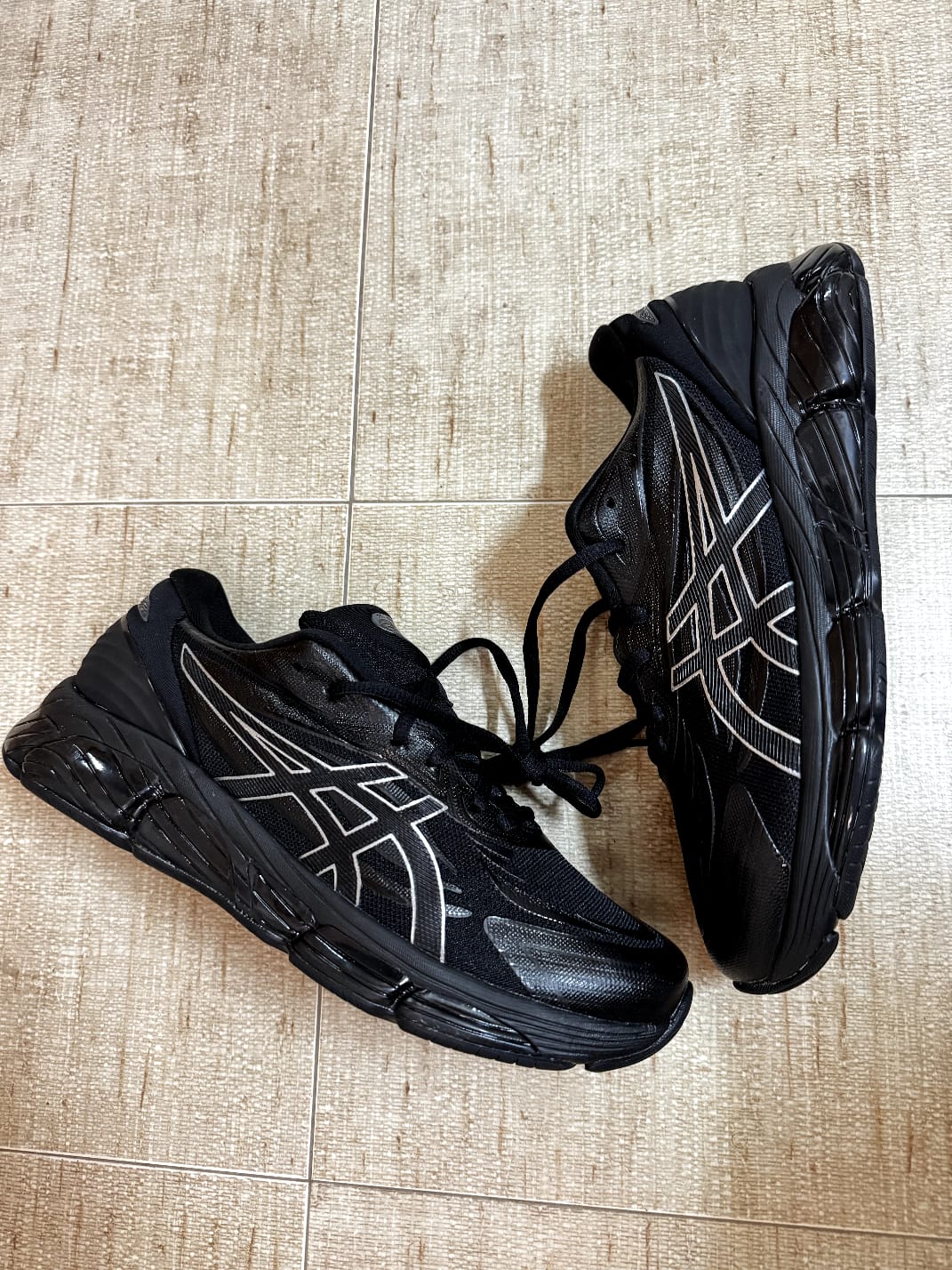 Asics negras logo negro contorno blanco