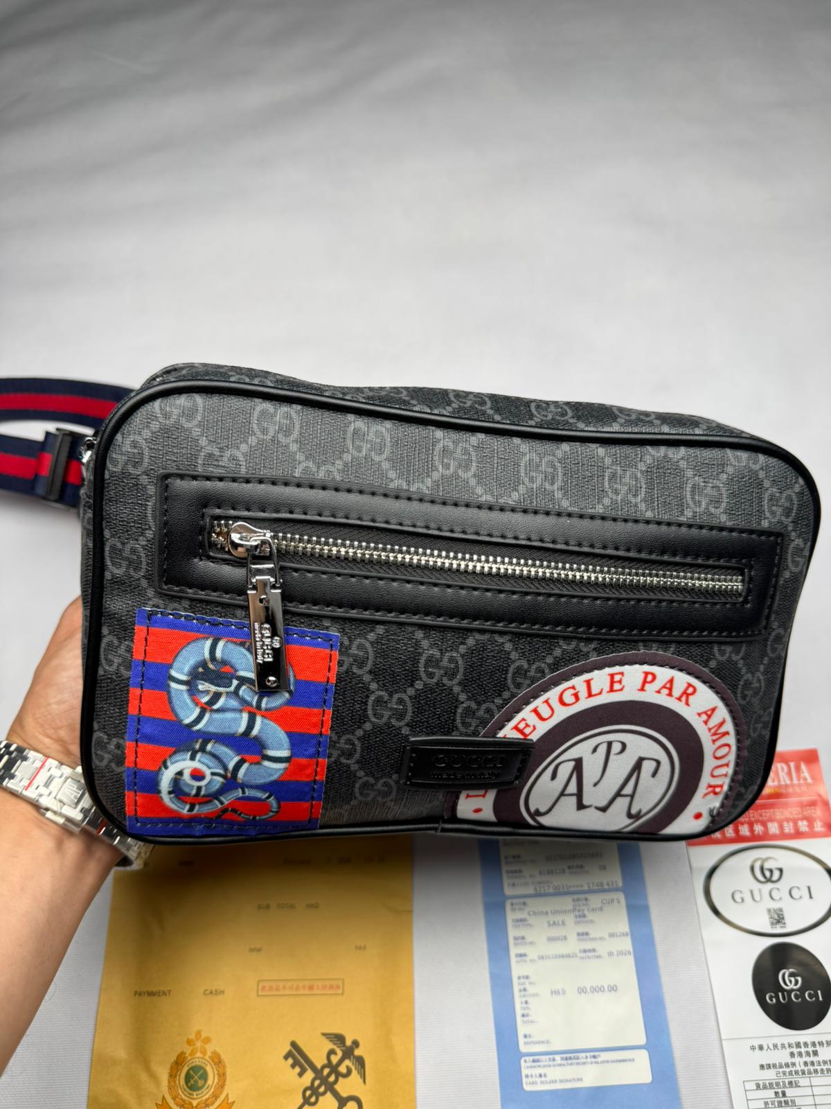 Riñonera GUCCI negra logo gris detalles rojos y azules