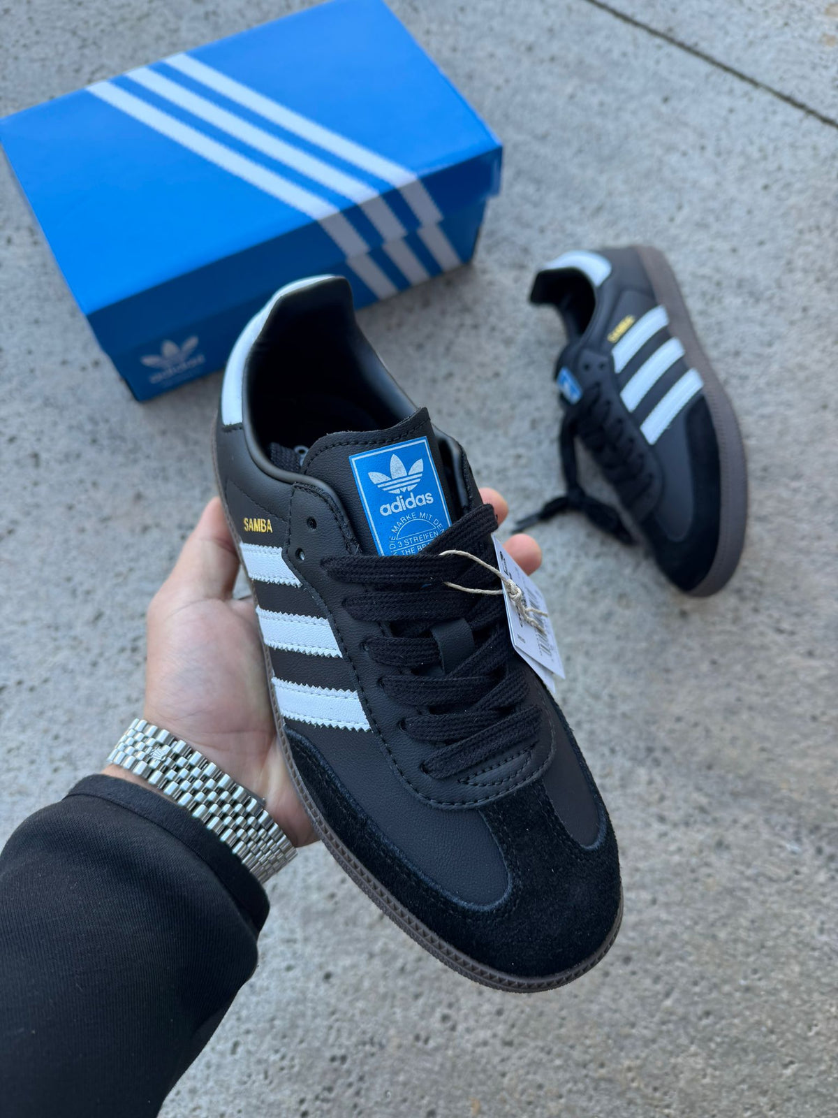 Adidas samba negra logo dorado lineas blancas