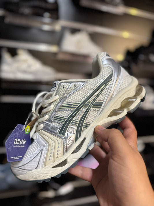 Asics blancos logo verde detalles grises