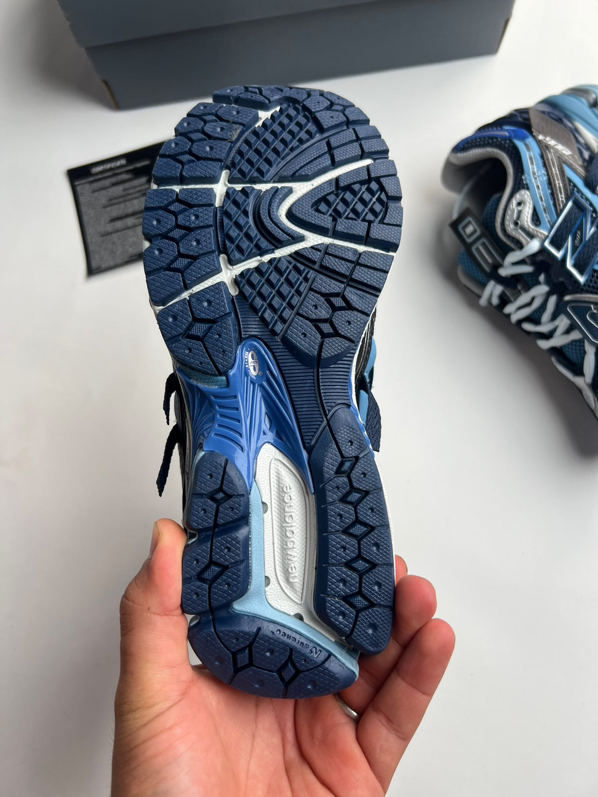 New Balance 1906A azul marino detalles grises
