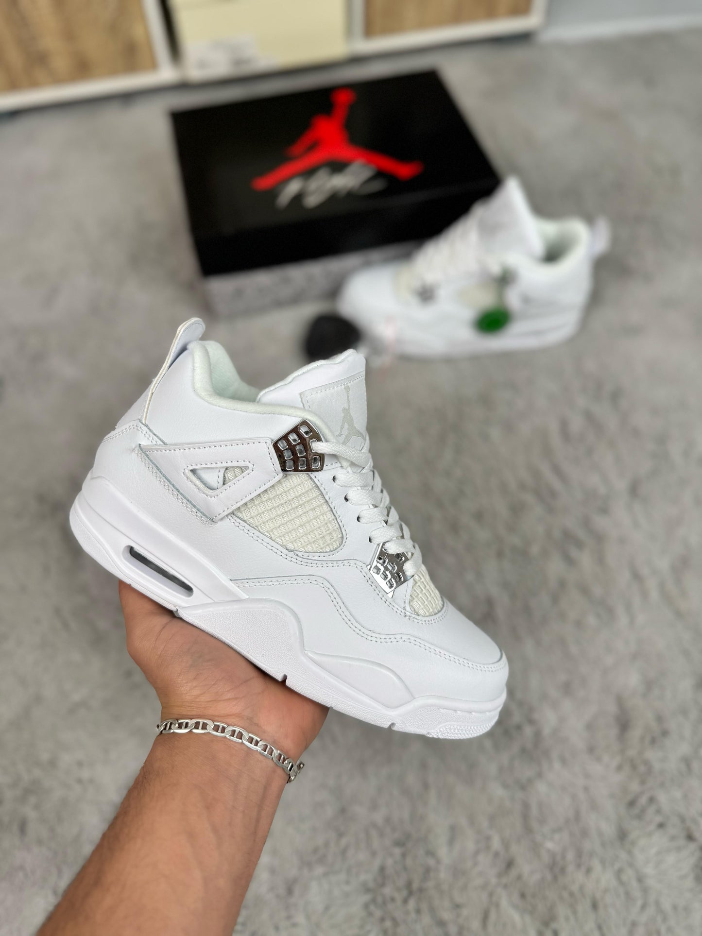 Jordan 4 blancas detalles grises