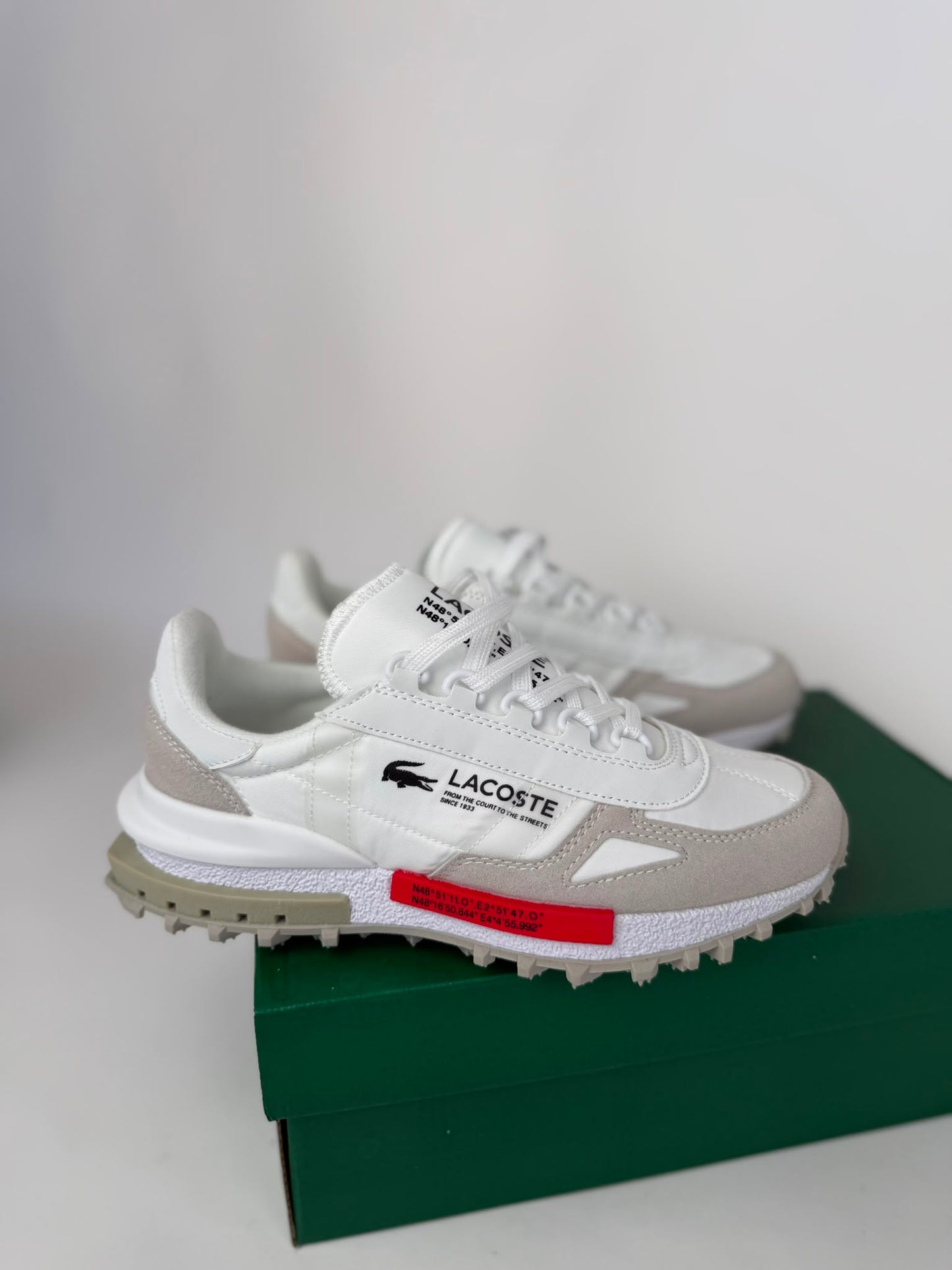 Zapatillas Lacoste Elite Active blancas logo negro detalles rojos
