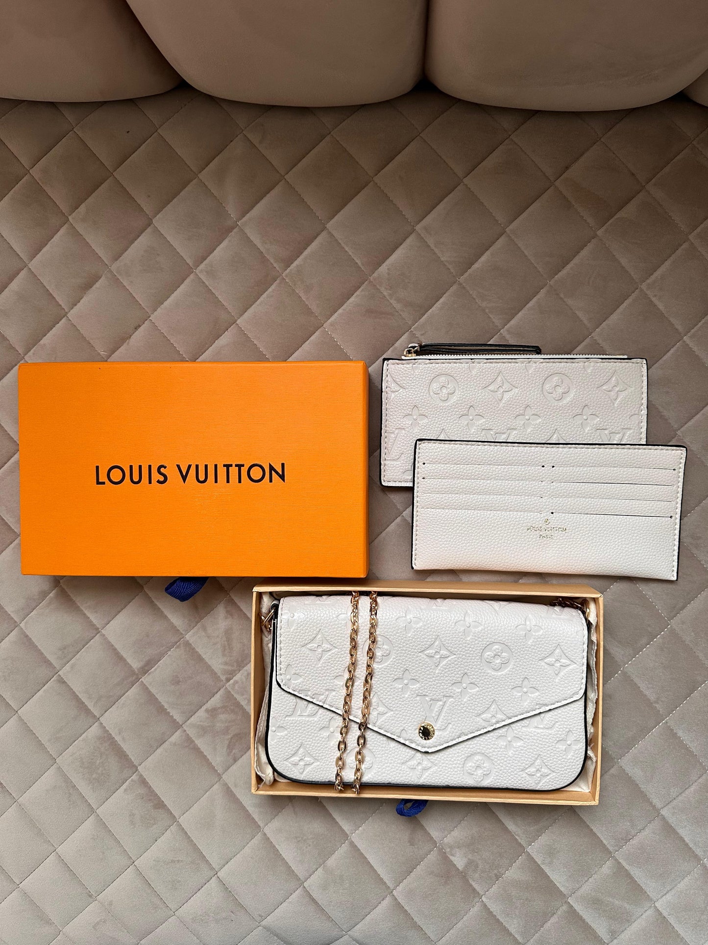 Bolso LV blanco logo dorado Pochette Félicie