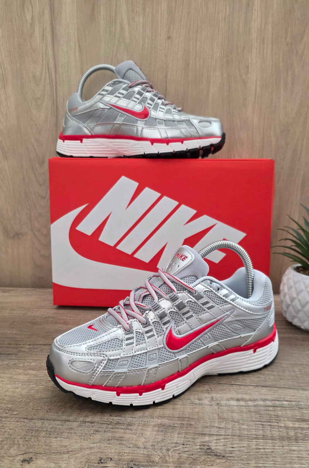 Nike p-6000 plata logo rojo