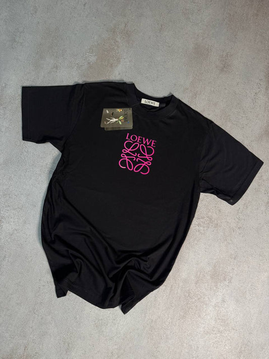 Camiseta Loewe negra logo rosa en pecho