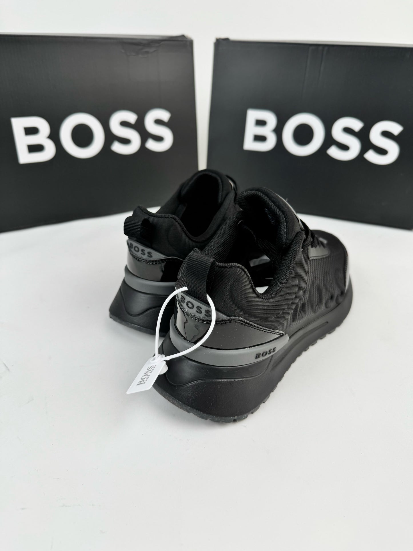 Hugo Boss negras detalles grises