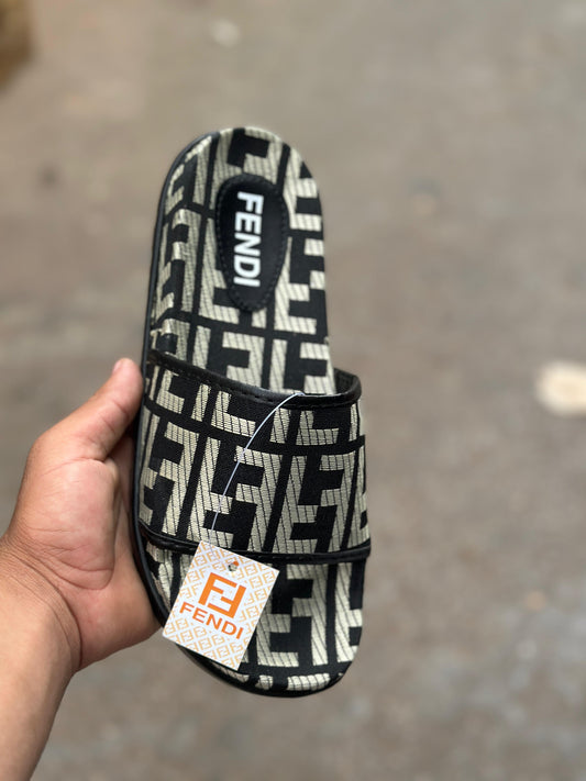 Chanclas Fendi negro logo dorado