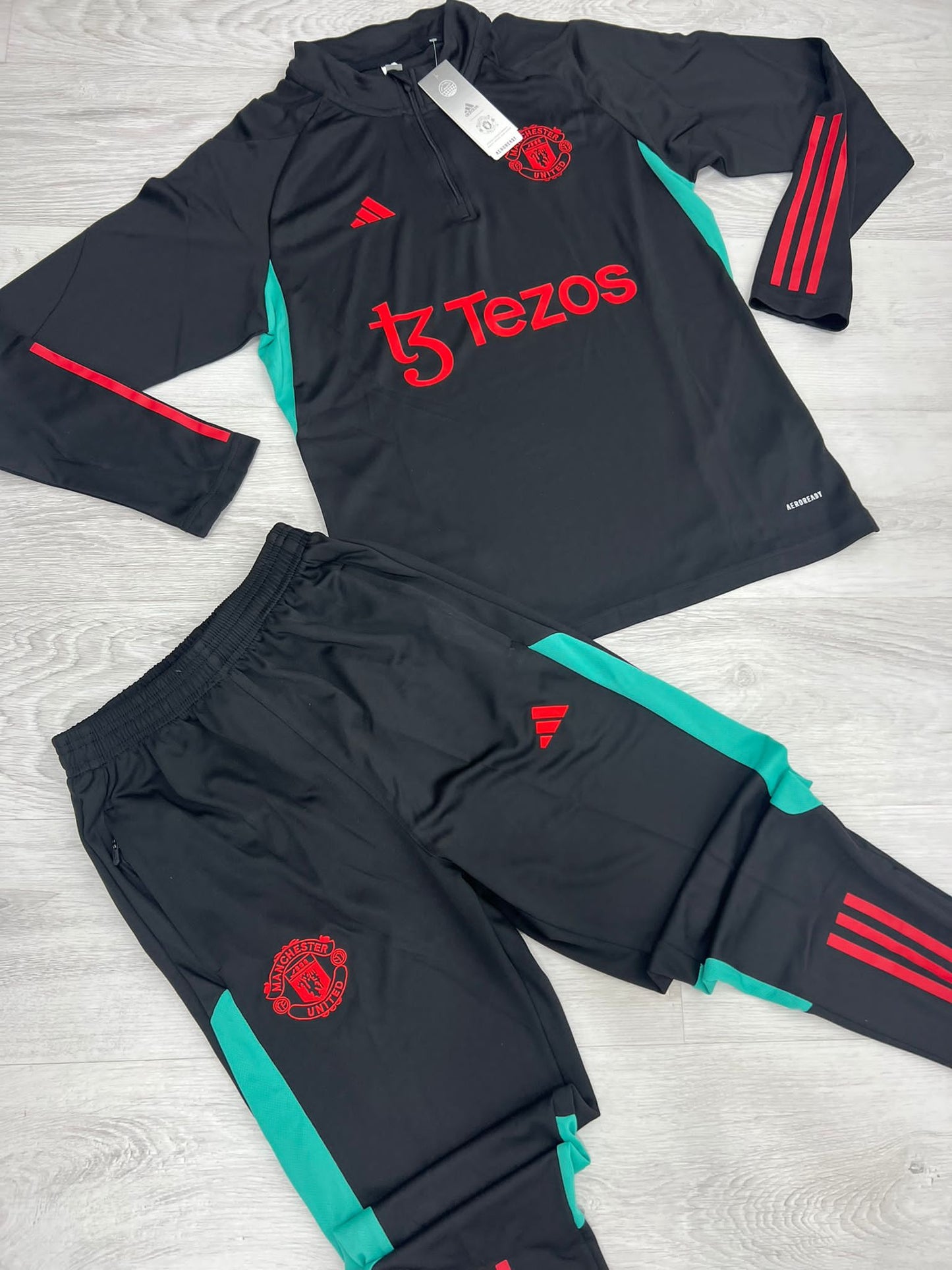 Chandal Manchester United negro detalles rojos y verde